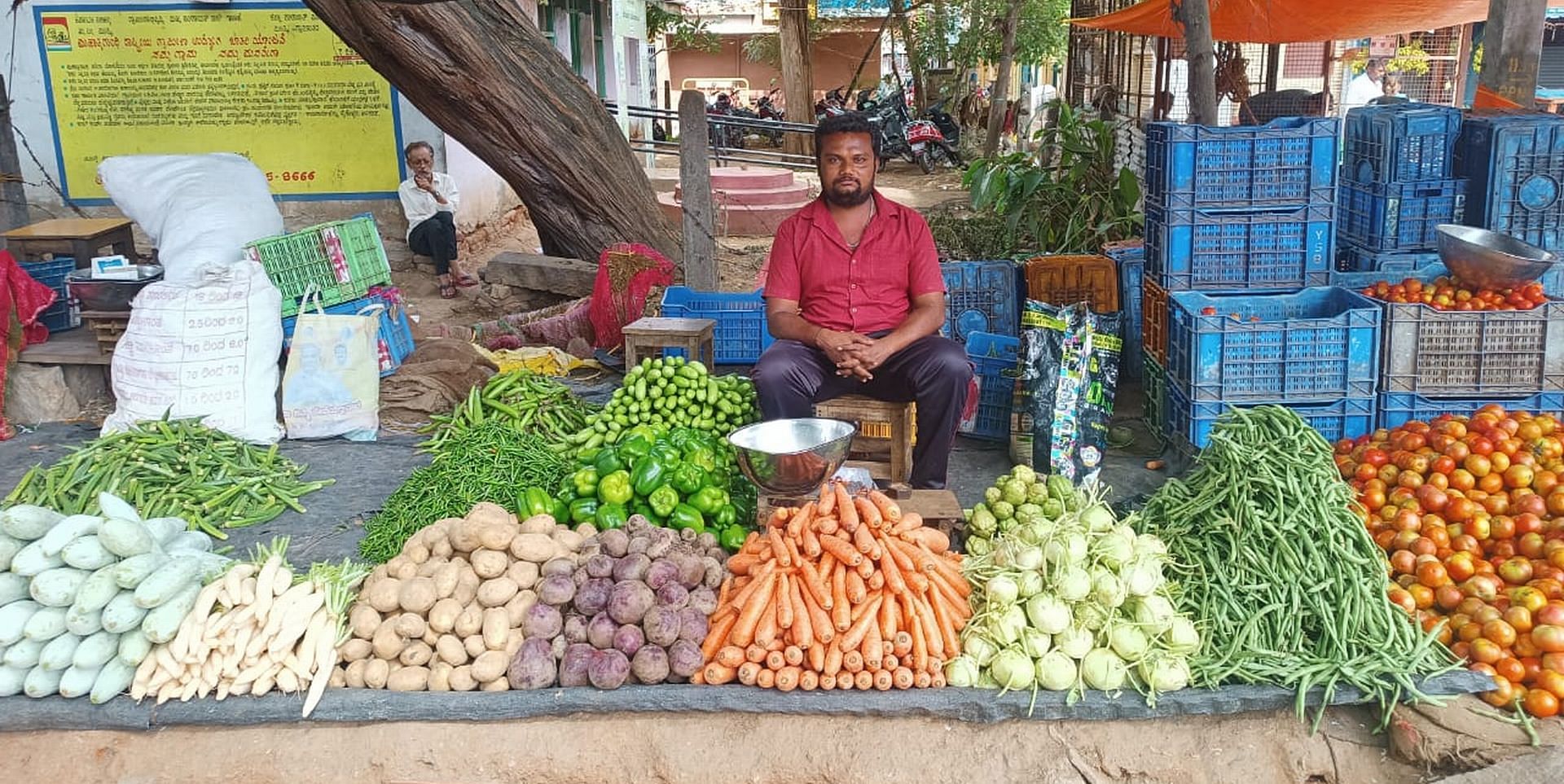 ಮಂಡ್ಯದ ಪೇಟೆಬೀದಿ ಮಾರುಕಟ್ಟೆಯಲ್ಲಿ ವ್ಯಾಪಾರಿಯೊಬ್ಬರು ತರಕಾರಿ ಮಾರಾಟ ಮಾಡುತ್ತಿರುವುದು