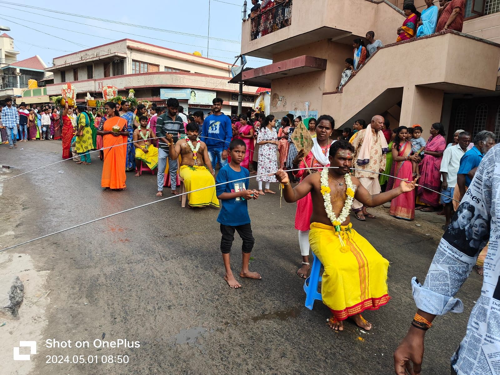 ತಿ.ನರಸೀಪುರ ಪಟ್ಟಣದಲ್ಲಿ ಬಣ್ಣಾರಿ ಮಾರಿಯಮ್ಮನವರ ಜಾತ್ರಾ ಮಹೋತ್ಸವದ ಅಂಗವಾಗಿ ಬಾಯಿ ಬೀಗ ಧರಿಸಿದ ಭಕ್ತರು ಪ್ರಮುಖ ಬೀದಿಗಳಲ್ಲಿ ಸಾರಿದರು