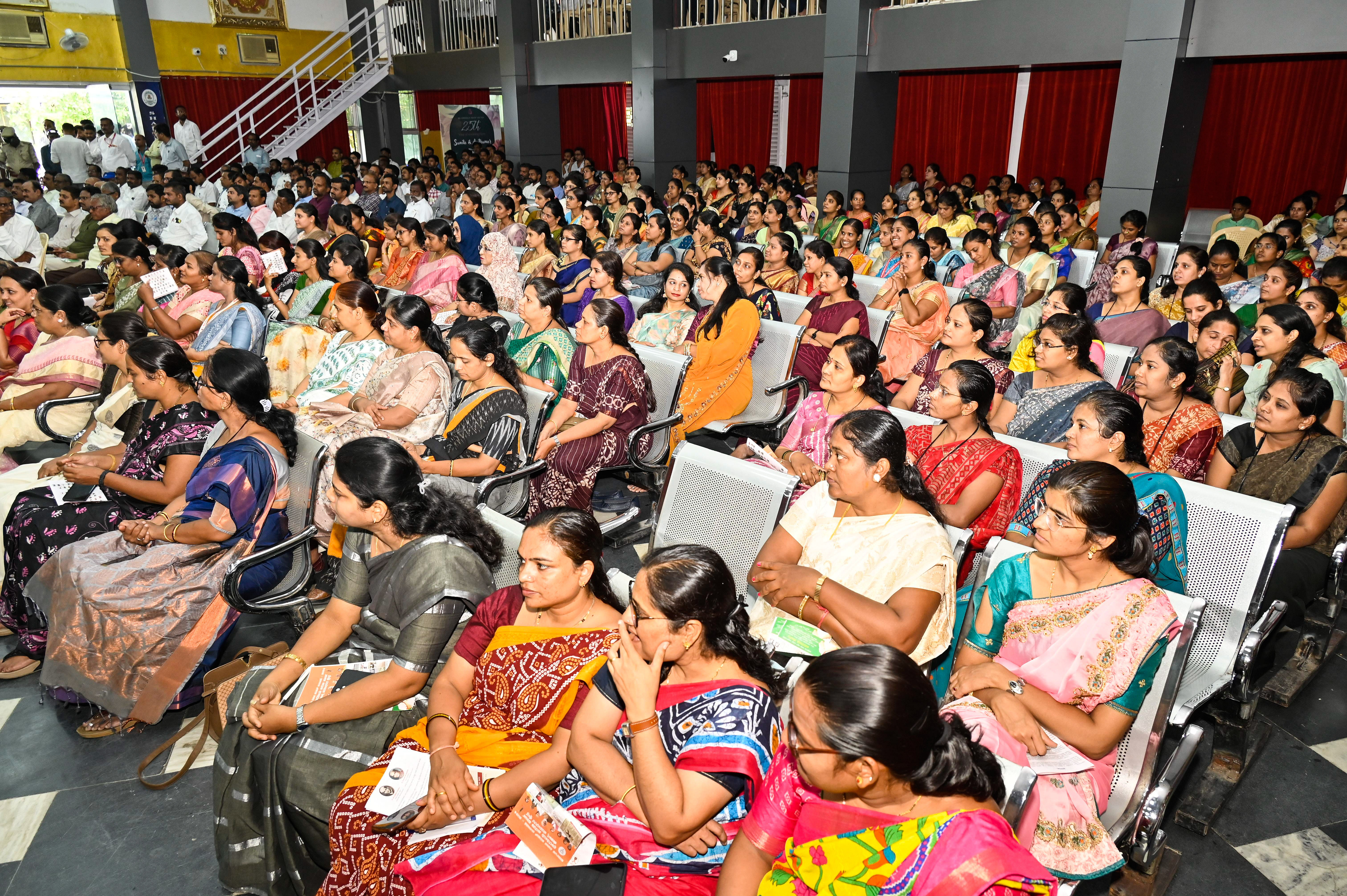 ಕಲಬುರಗಿಯ ಶರಣಬಸವೇಶ್ವರ ವಿದ್ಯಾವರ್ಧಕ ಸಂಘದ ಸಭಾಂಗಣದಲ್ಲಿ ಮಂಗಳವಾರ ನಡೆದ ಈಶಾನ್ಯ ಪದವೀಧರ ಕ್ಷೇತ್ರದ ಚುನಾವಣಾ ಪ್ರಚಾರ ಸಭೆಯಲ್ಲಿ ಪಾಲ್ಗೊಂಡಿದ್ದ ಜನರು    –ಪ್ರಜಾವಾಣಿ ಚಿತ್ರ