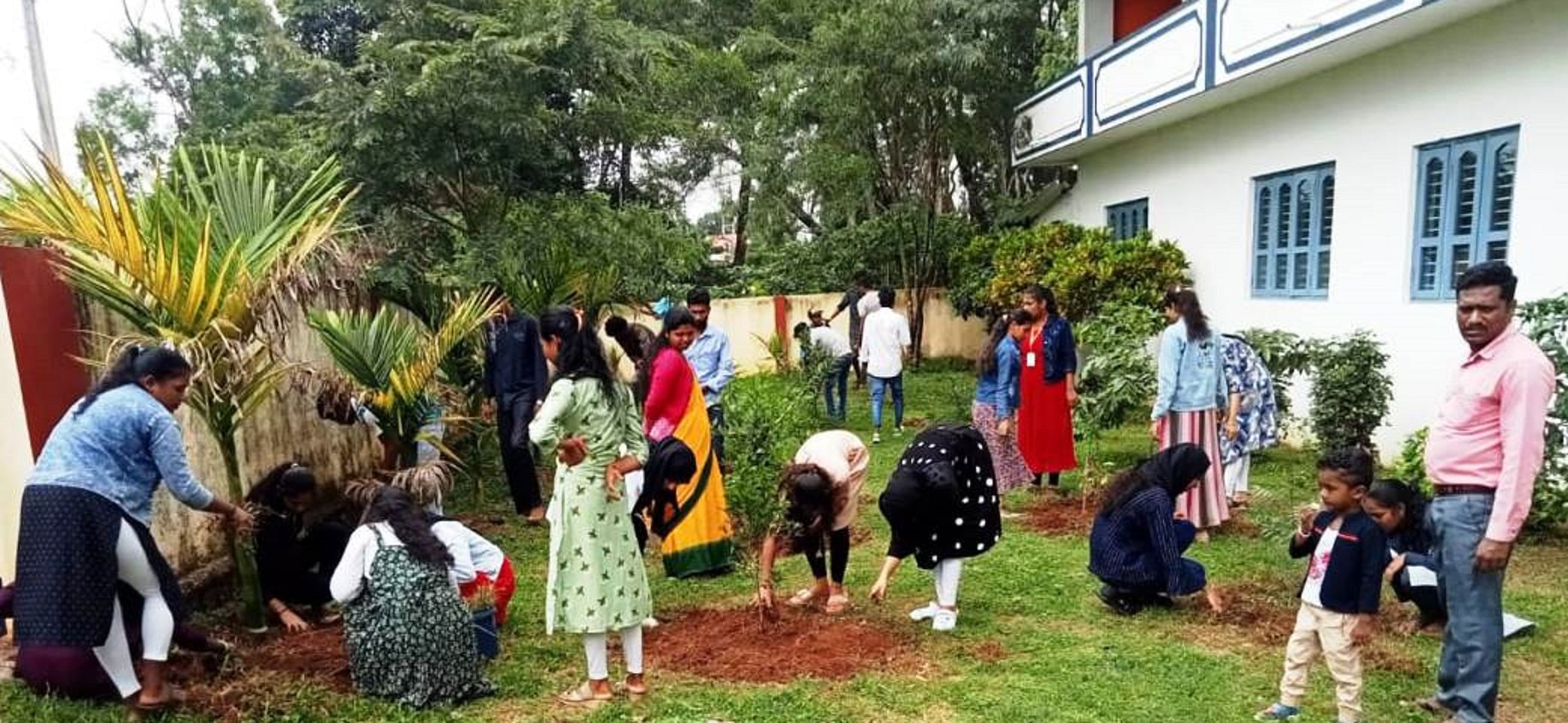 ಕೊಡ್ಲಿಪೇಟೆ ಹಲಸಿನಮರ ಗೌರಮ್ಮ ಶಾಂತಮಲ್ಲಪ್ಪ ಪ್ರಥಮದರ್ಜೆ ಕಾಲೇಜಿನಲ್ಲಿ ಕೊಡಗು ವಿಶ್ವ ವಿದ್ಯಾನಿಲಯ ಮತ್ತು ಕಾಲೇಜಿನ ರಾಷ್ಟ್ರೀಯ ಸೇವಾ ಯೋಜನೆ ಘಟಕದ ವತಿಯಿಂದ ಈಚೆಗೆ ನಡೆದ ಒಂದು ದಿನದ ಶಿಬಿರದಲ್ಲಿ ಶ್ರಮದಾನ ಮಾಡಿದ ವಿದ್ಯಾರ್ಥಿಗಳು