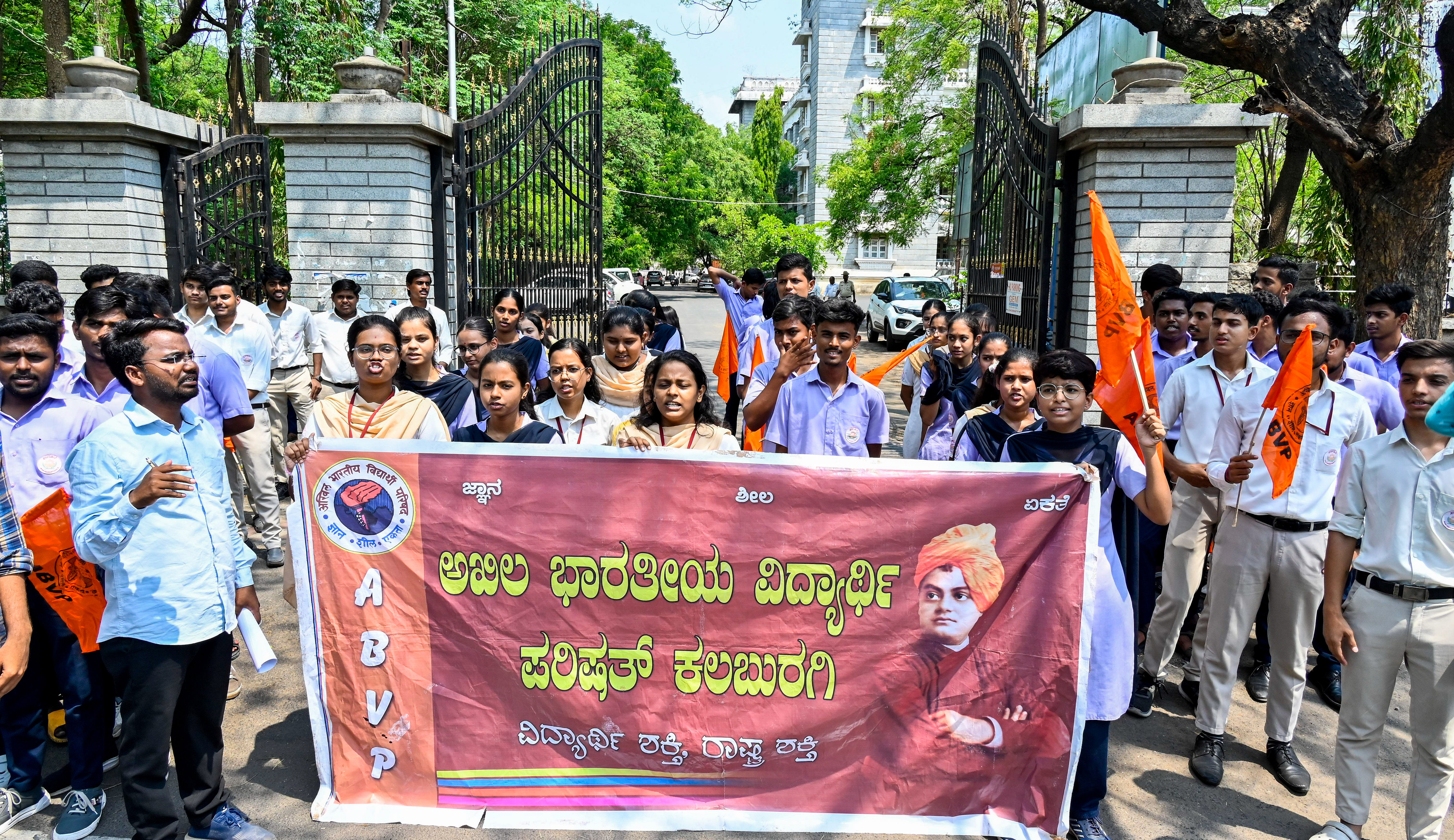 ಕಲಬುರಗಿಯಲ್ಲಿ ಮಂಗಳವಾರ ಎನ್‌ಇಪಿ ರದ್ದತಿಯನ್ನು ವಿರೋಧಿಸಿ ಎಬಿವಿಪಿ ಜಿಲ್ಲಾ ಘಟಕದ ಕಾರ್ಯಕರ್ತರು ಪ್ರತಿಭಟನೆ ಮಾಡಿದರು