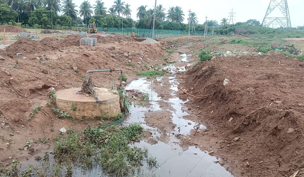 ಕೆ.ಸಾಲುಂಡಿ ಗ್ರಾಮದಲ್ಲಿ ಮಳೆನೀರು ಕಾಲುವೆಯಲ್ಲೇ ಕೊರೆದಿರುವ ಕೊಳವೆಬಾವಿ