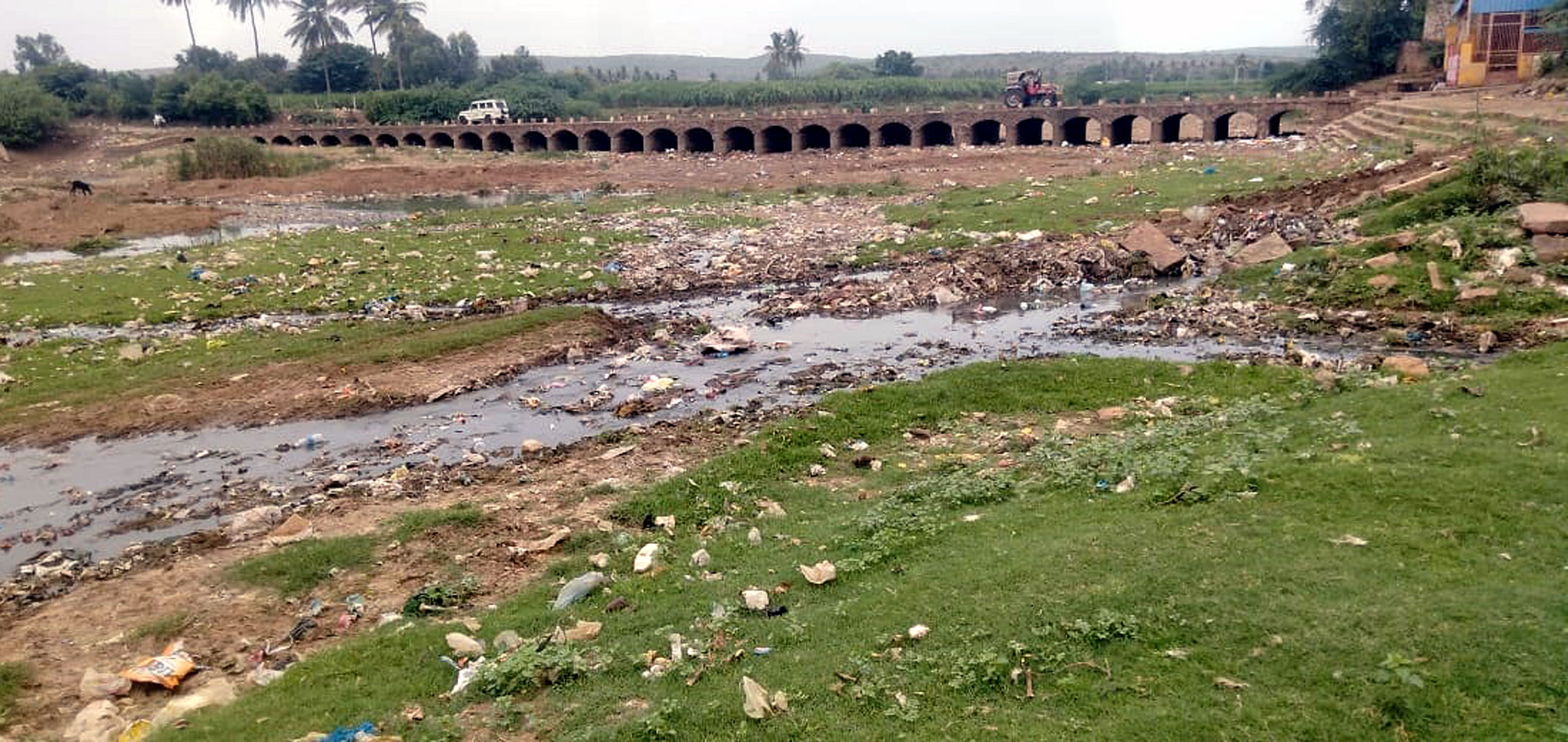 ರಾಮದುರ್ಗ ಪಟ್ಟಣದ ಹಳೇ ಸೇತುವೆಯ ಕೆಳಭಾಗದಲ್ಲಿ ದೊಡ್ಡ ಪ್ರಮಾಣದಲ್ಲಿ ಕೊಳೆಚೆ ನೀರು ನದಿ ಪಾತ್ರಕ್ಕೆ ಹರಿದು ಬಂದು ಅಲ್ಲಲ್ಲಿ ಮಡುವುಗಟ್ಟಿದೆ.