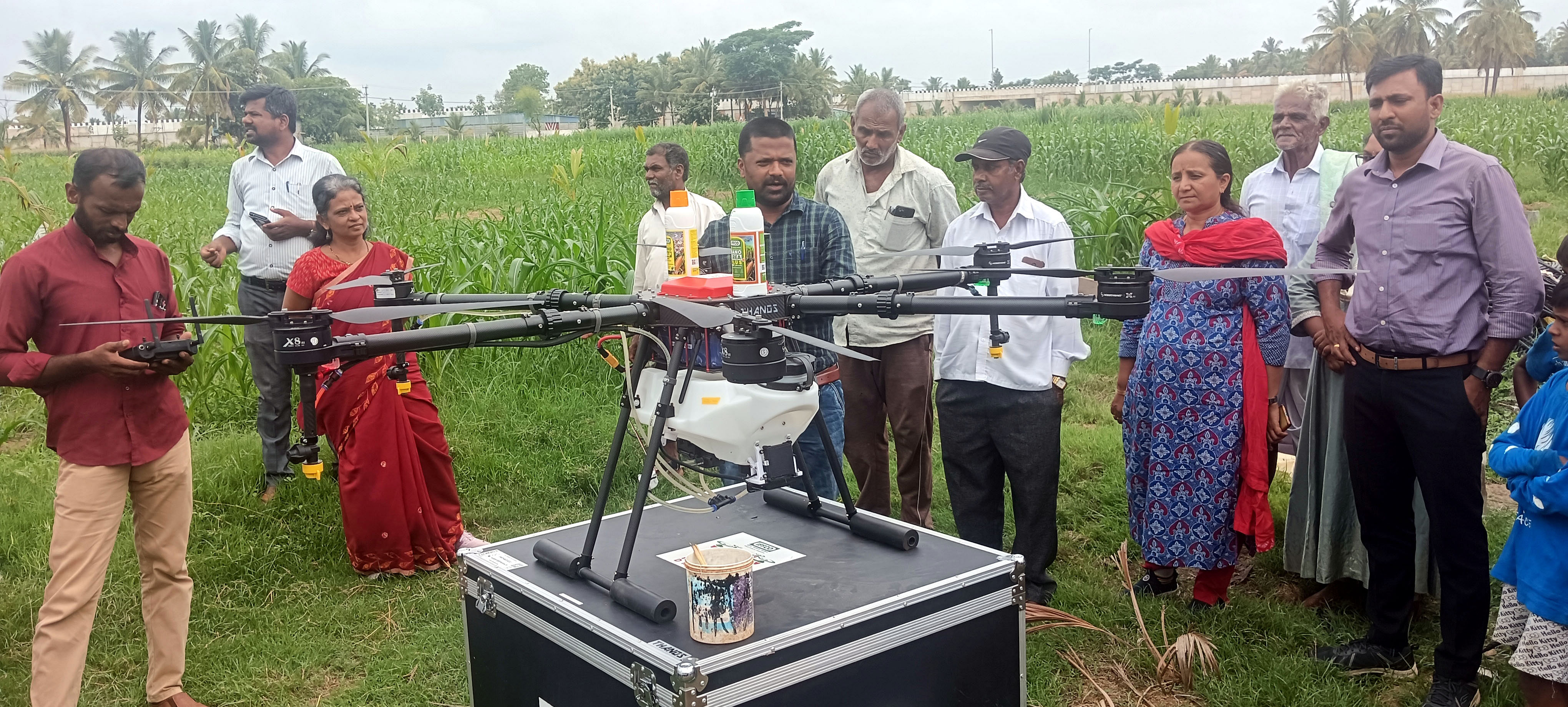 ಚನ್ನಪಟ್ಟಣ ತಾಲ್ಲೂಕಿನ ದೊಡ್ಡಮಳೂರು ಗ್ರಾಮದಲ್ಲಿ ಏರ್ಪಡಿಸಿದ್ದ ಕೃಷಿಯಲ್ಲಿ ಡ್ರೋಣ್ ಮೂಲಕ ನ್ಯಾನೊ ಯೂರಿಯಾ ಸಿಂಪಡಣೆ ಕುರಿತು ರೈತರಿಗೆ ಮಾಹಿತಿ ಕಾರ್ಯಕ್ರಮದಲ್ಲಿ ಜಿಲ್ಲಾ ಜಂಟಿ ಕೃಷಿ ನಿರ್ದೇಶಕಿ ಅಂಬಿಕಾ, ತಾಲ್ಲೂಕು ಕೃಷಿ ಇಲಾಖೆಯ ಸಹಾಯಕ ನಿರ್ದೇಶಕಿ ಅಪರ್ಣಾ ಇತರರು ಭಾಗವಹಿಸಿದ್ದರು