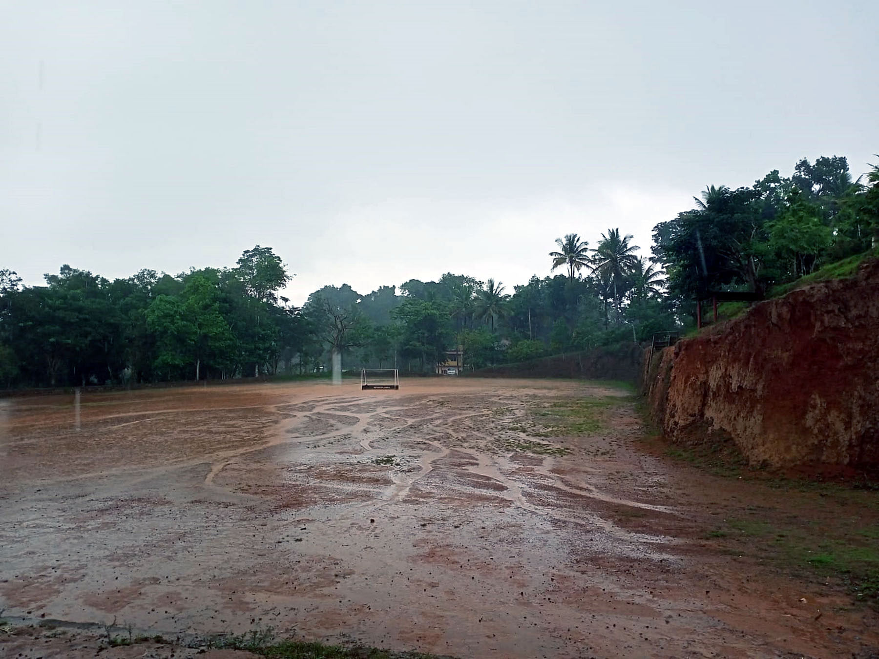 ನಾಪೋಕ್ಲು ಸಮೀಪದ ಬಲ್ಲಮಾವಟಿ ಗ್ರಾಮದ ಕ್ರೀಡಾಂಗಣದಲ್ಲಿ ಸೋಮವಾರ ಸುರಿದ ಮಳೆಯಿಂದಾಗಿ ನೀರು ತುಂಬಿರುವುದು