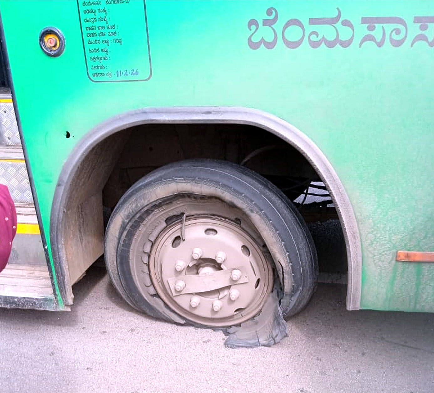 ಬಿಎಂಟಿಸಿ ಬಸ್‌ ಮುಂದಿನ ಟೈರ್‌ ಸ್ಫೋಟಗೊಂಡಿರುವುದು  