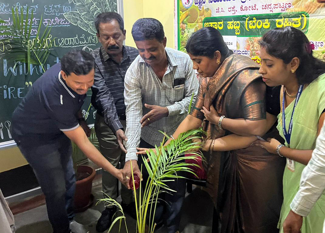 ಚನ್ನಪಟ್ಟಣದ ಜ್ಞಾನ ಸರೋವರ ಪ್ರಥಮ ದರ್ಜೆ ಕಾಲೇಜಿನಲ್ಲಿ ನಡೆದ ಆಹಾರ ಹಬ್ಬ ಕಾರ್ಯಕ್ರಮವನ್ನು ಕಸಾಪ ಜಿಲ್ಲಾ ಘಟಕದ ಅಧ್ಯಕ್ಷ ಬಿ.ಟಿ. ನಾಗೇಶ್ ಉದ್ಘಾಟಿಸಿದರು. ಪ್ರಾಂಶುಪಾಲೆ ಬಿ.ಎಸ್. ಹೇಮಲತಾ, ಇತರರು ಹಾಜರಿದ್ದರು