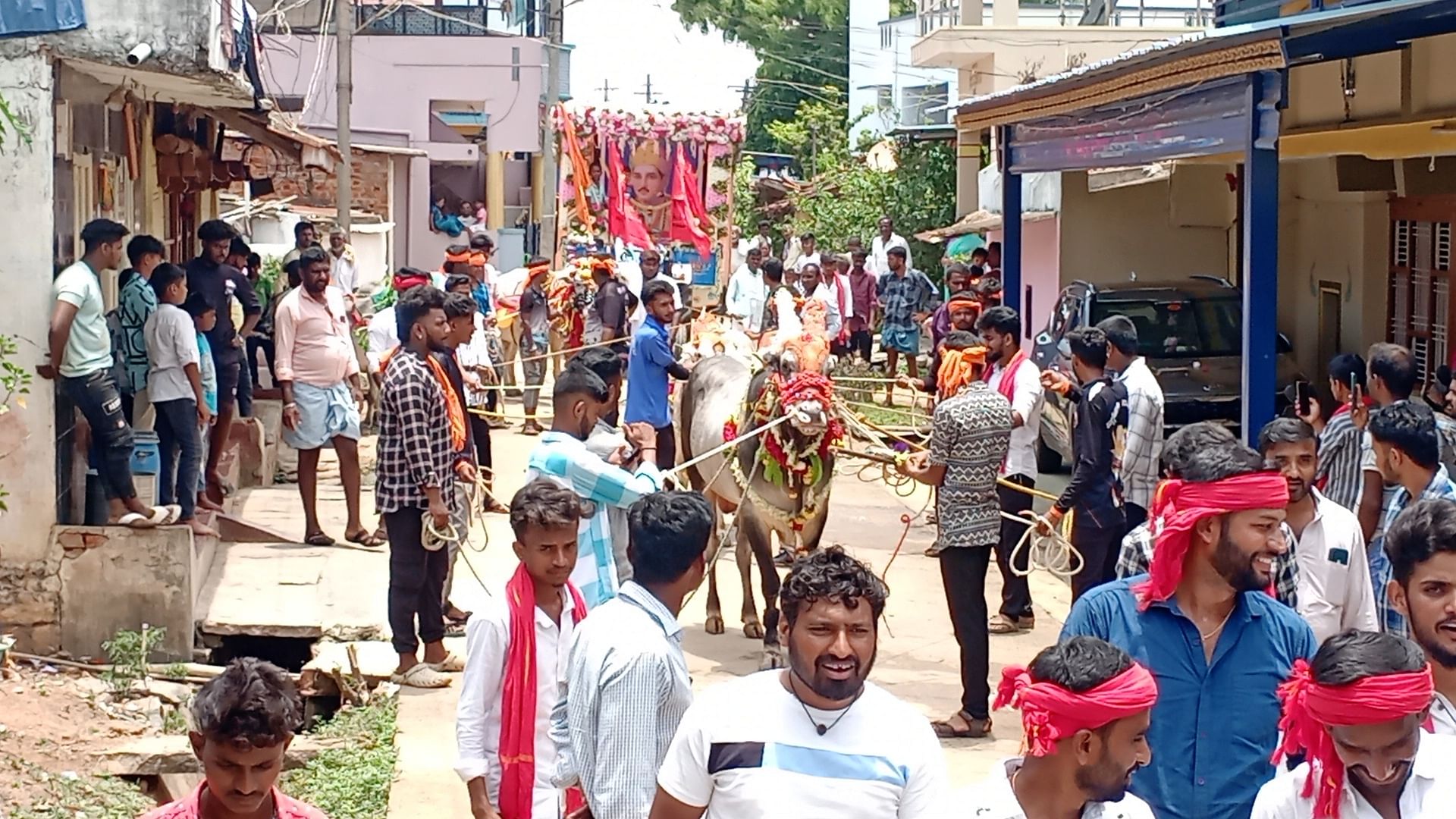 ಸಾಸ್ವೆಹಳ್ಳಿ ಸಮೀಪದ ಕ್ಯಾಸಿನಕೆರೆ ಗ್ರಾಮದಲ್ಲಿ ಬಸವ ಜಯಂತಿ ಅಂಗವಾಗಿ ಗುರುವಾರ ಎತ್ತಿನ ಮೆರವಣಿಗೆ ಅದ್ದೂರಿಯಾಗಿ ನಡೆಯಿತು