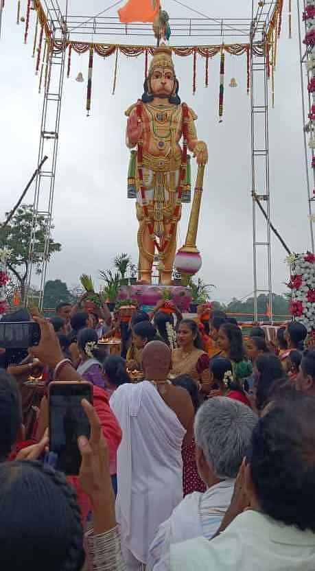 ಆಲೂರು ಕಸಬಾ ಬೈರಾಪುರದ ದೇವರಕೆರೆಯಲ್ಲಿ ಉದ್ಘಾಟನೆಗೊಂಡ 18 ಅಡಿ ಎತ್ತರದ ವಿಜಯ ವೀರಾಂಜನೇಯಸ್ವಾಮಿ ಮೂರ್ತಿ