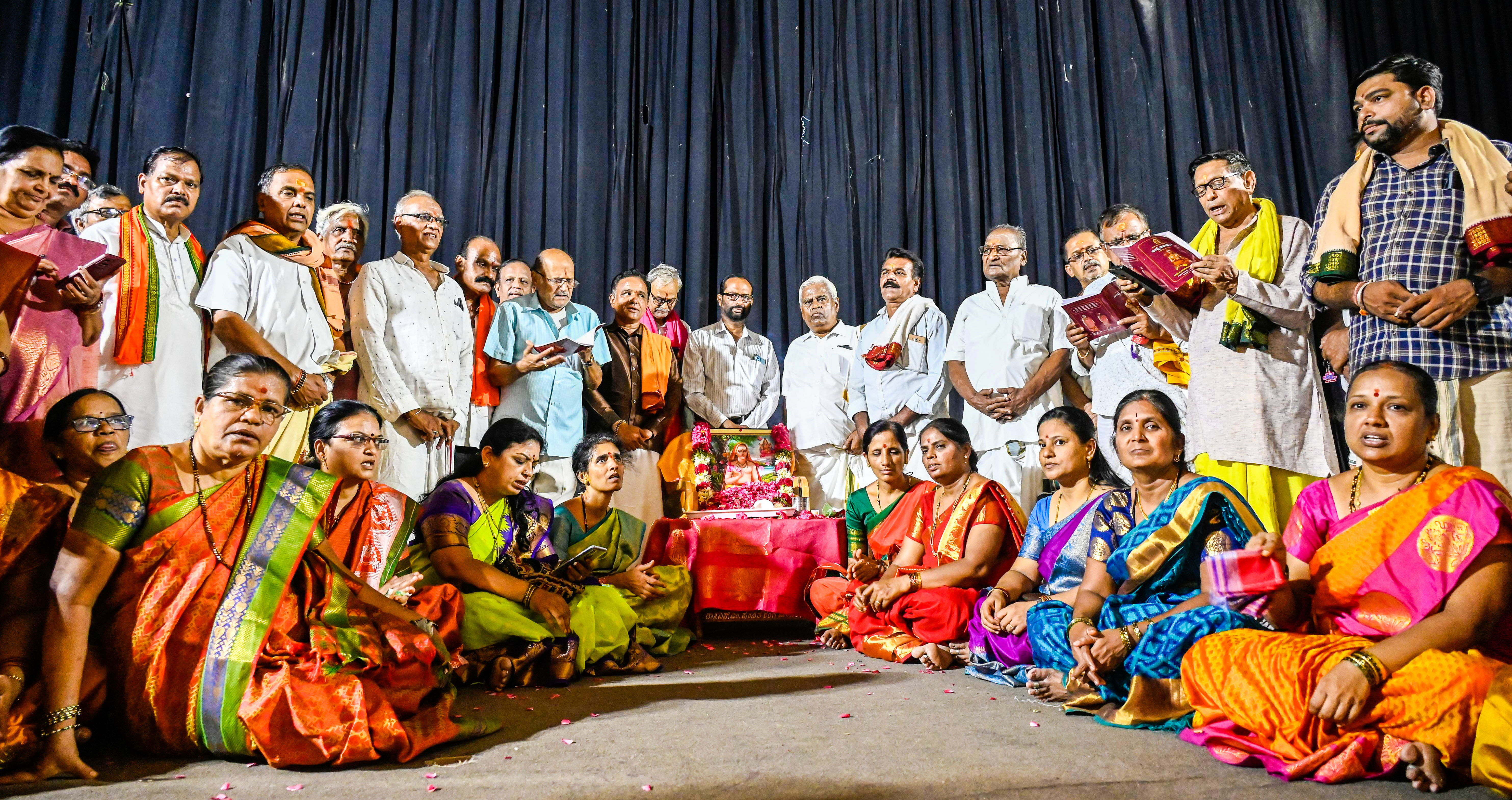 ಕಲಬುರಗಿಯ ಎಸ್‌.ಎಂ.ಪಂಡಿತ ರಂಗಮಂದಿರದಲ್ಲಿ ಭಾನುವಾರ ಶಂಕರಾಚಾರ್ಯರ ಜಯಂತಿ ಪ್ರಯುಕ್ತ ಅದ್ವೈತಾಮೃತ ಸ್ತೋತ್ರ ಪಠಣ ಮಾಡಲಾಯಿತು