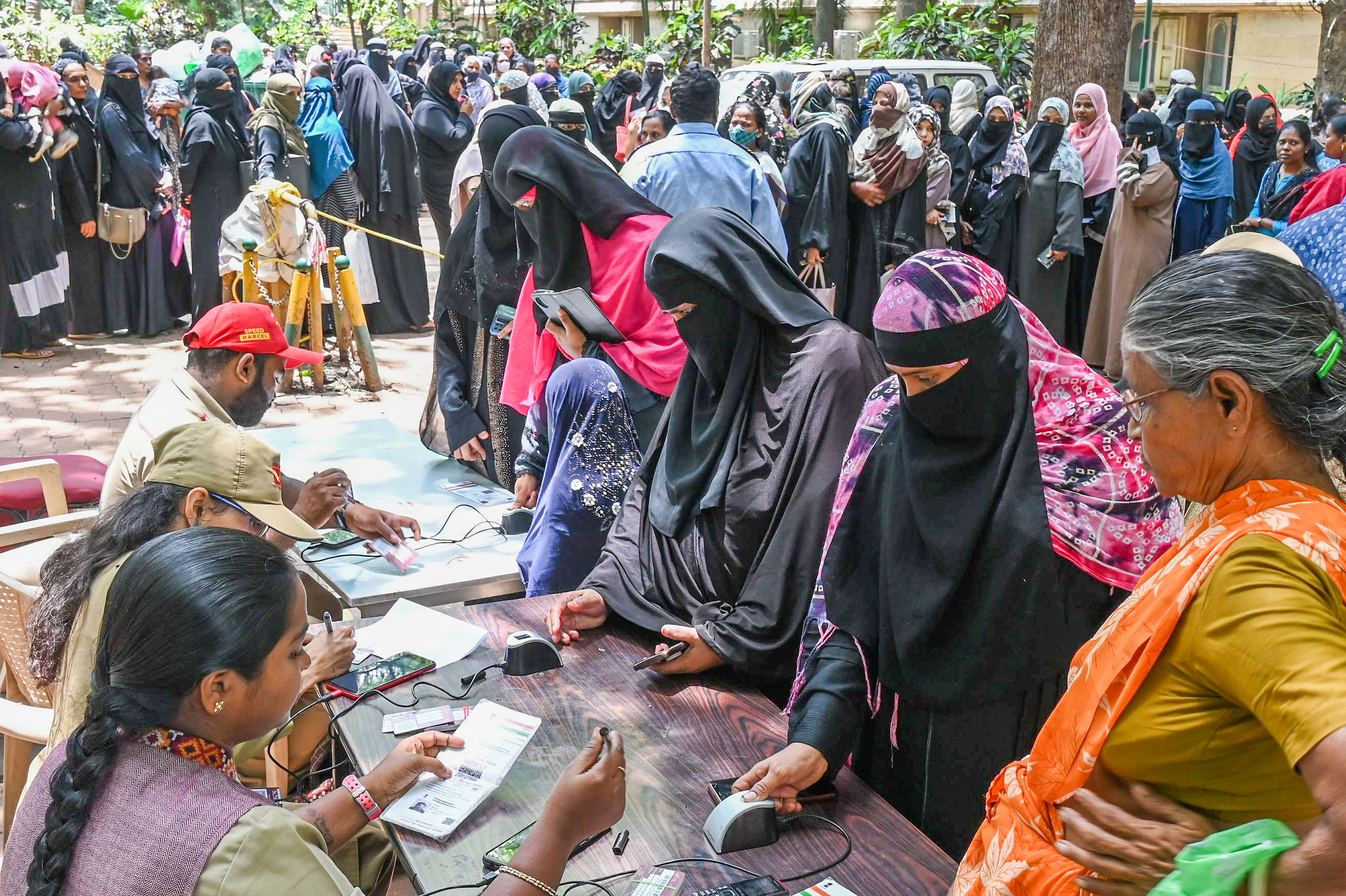 ಬೆಂಗಳೂರಿನ ಪ್ರಧಾನ ಅಂಚೆ ಕಚೇರಿಯಲ್ಲಿ ಐಪಿಪಿಬಿ ಖಾತೆ ತೆರೆಯಲು ಬಂದಿದ್ದ ಮಹಿಳೆಯರು. ಪ್ರಜಾವಾಣಿ ಚಿತ್ರ