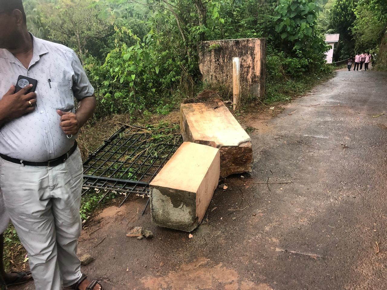 ಕುಸಿದು ಬಿದ್ದಿರುವ ಆವರಣ ಗೋಡೆ