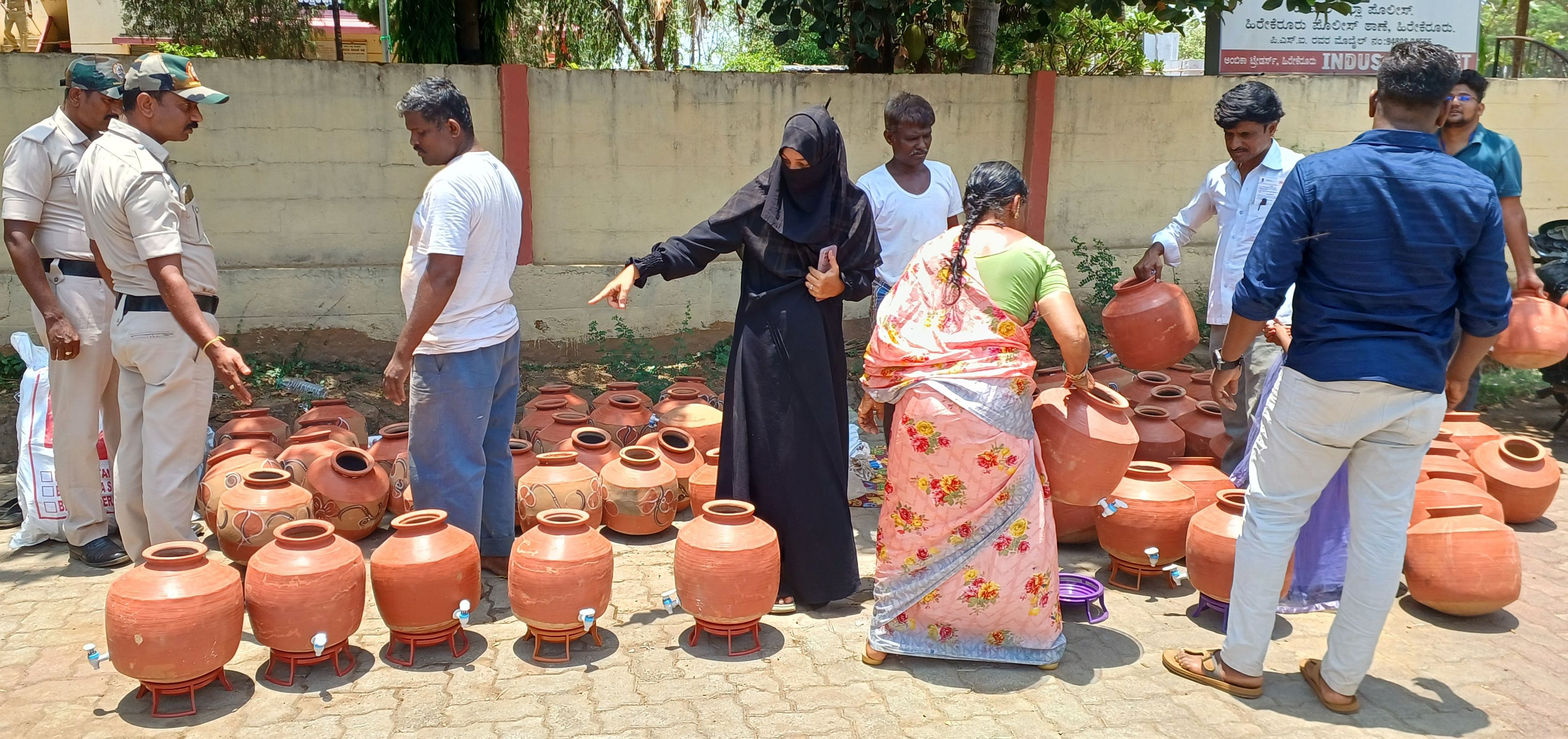 ಹಿರೇಕೆರೂರು ತಾಲ್ಲೂಕಿನಾದ್ಯಂತ ಬಿಸಿಲಿನ ಬೇಗೆ ಹೆಚ್ಚಾಗುತ್ತಿದ್ದಂತೆ ಮಡಕೆಗಳ ಖರೀದಿಗೆ ಮುಂದಾದ ಜನರು