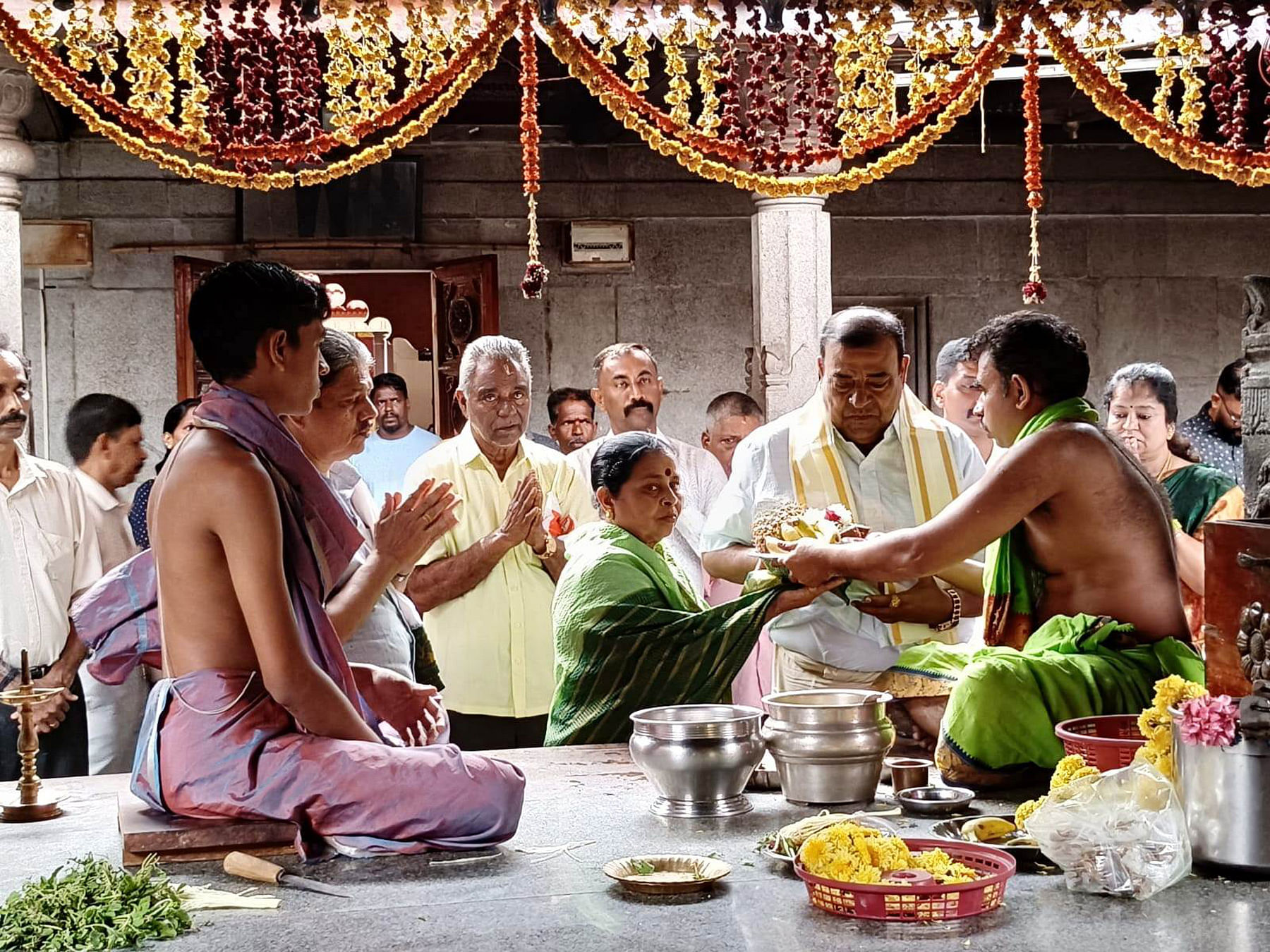 ಕಾಪು ಸಾವಿರ ಸೀಮೆಯ ಒಡೆಯ ಕಾಪು ಲಕ್ಷ್ಮೀ ಜನಾರ್ಧನ ದೇವಸ್ಥಾನಕ್ಕೆ ಕನ್ನಡ ಚಿತ್ರರಂಗದ ಹಿರಿಯ ನಟ ದೊಡ್ಡಣ್ಣ ಕುಟುಂಬ ಸಮೇತರಾಗಿ  ದೇವಸ್ಥಾನಕ್ಕೆ ಭೇಟಿ ನೀಡಿ ಪೂಜೆ  ಸಲ್ಲಿಸಿ ದೇವರ ಅನುಗ್ರಹ ಪ್ರಸಾದ ಪಡೆದರು.