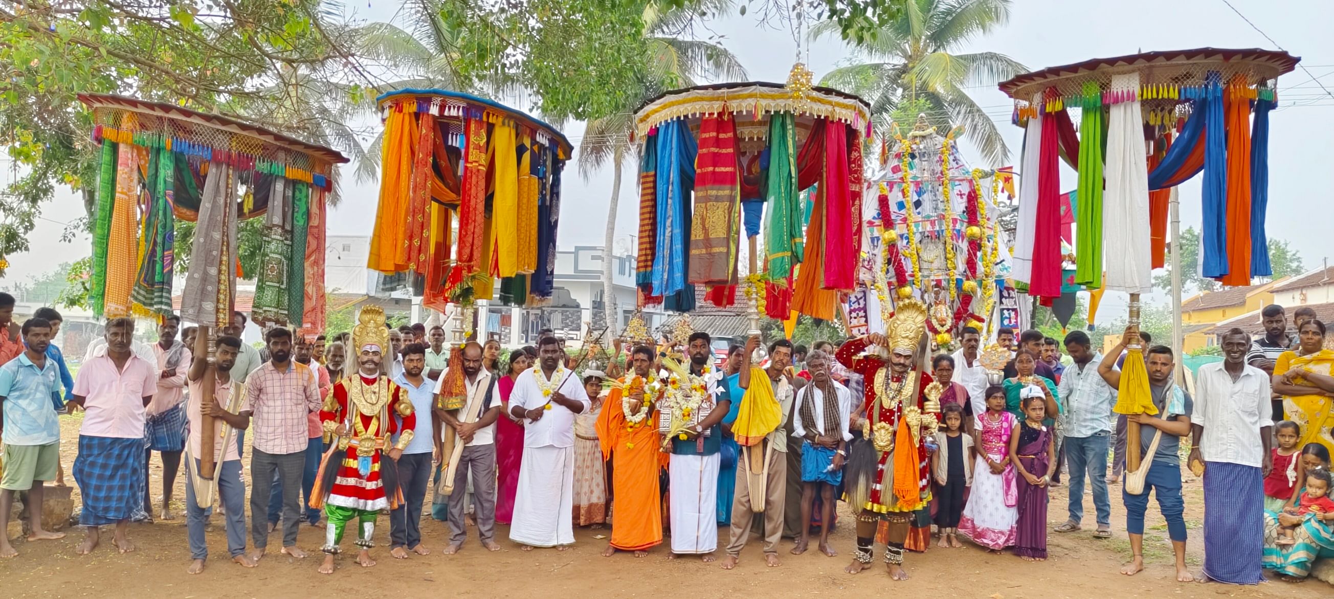 ಹಂಪಾಪುರ ಹೊರವಲಯದ ಬೆಳಗನಹಳ್ಳಿ ಗ್ರಾಮದಲ್ಲಿ ಕಾಳಮ್ಮ ದೇವಿಯ ರಥೋತ್ಸವ ನಡೆಯಿತು. ಕಳಶ ಹೊತ್ತ ಮಕ್ಕಳು, ಹರಕೆ ತೀರಿಸುವ ಮಹಿಳೆಯರು, ವೀರಗಾಸೆ ತಂಡದವರು ಭಾಗವಹಿಸಿದರು