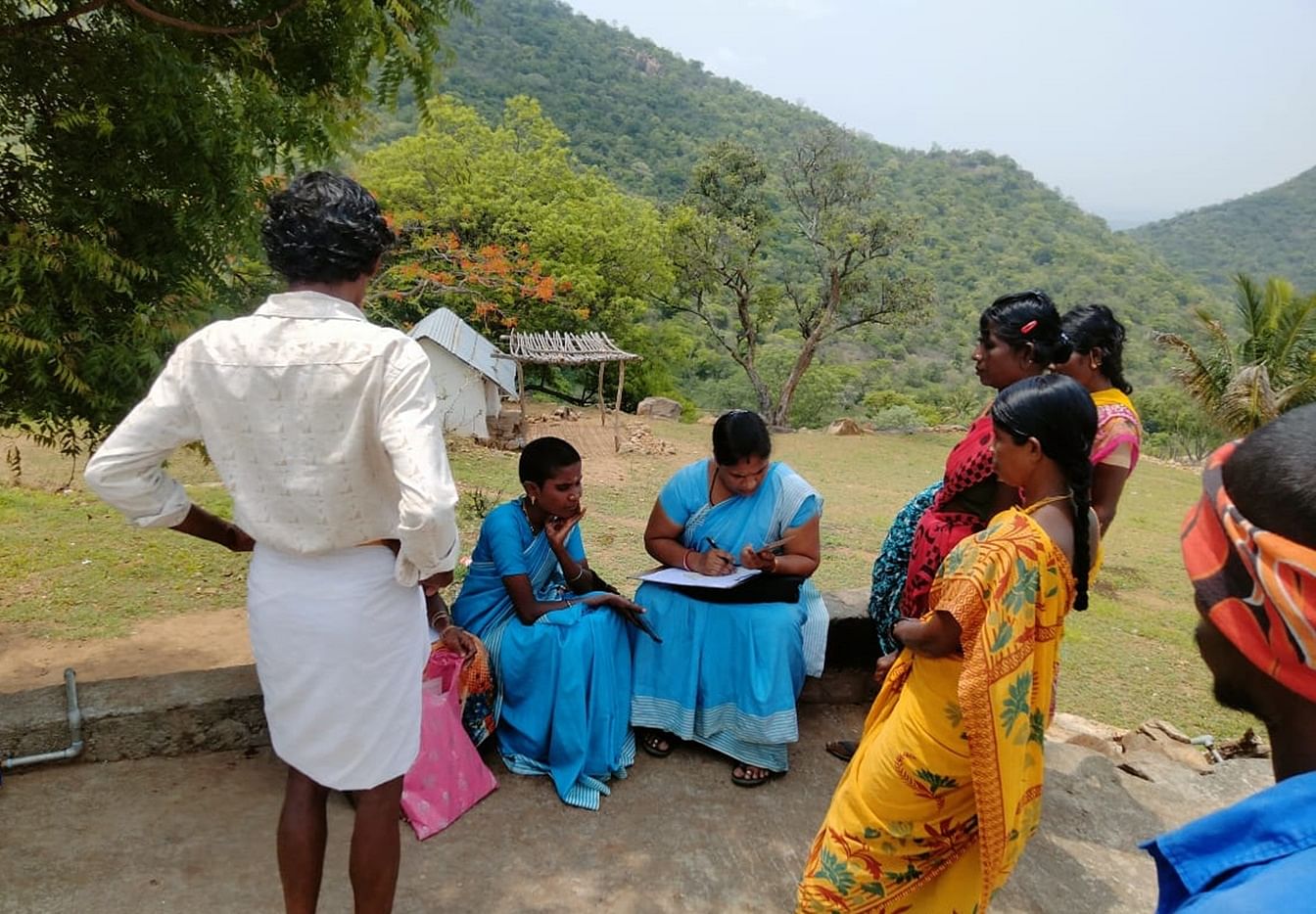 ಸರ್ವೆ ಕಾರ್ಯಕ್ಕೆ ನಿಯೋಜನೆಗೊಂಡ ಸಿಬ್ಬಂದಿ ಗ್ರಾಮಸ್ಥರಿಂದ ಮಾಹಿತಿ ಕಲೆ ಹಾಕಿದರು