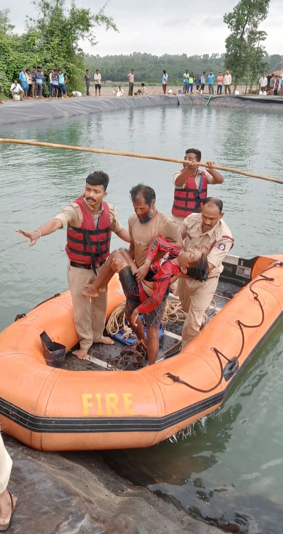 ಅಗ್ನಿಶಾಮಕ ಸಿಬ್ಬಂದಿ ಶವ ಹೊರ ತೆಗೆಯುತ್ತಿರುವುದು