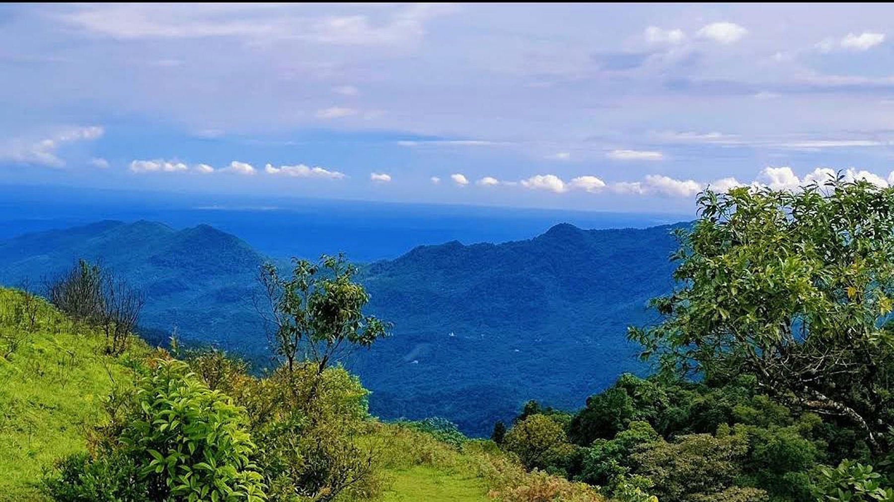 ಕಬ್ಬೆ ಬೆಟ್ಟದಿಂದ ಚಾರಣಿಗರ ನೋಟಕ್ಕೆ ನಿಲುಕುವ ನೀಲಿ ಶಿಖರಗಳು.