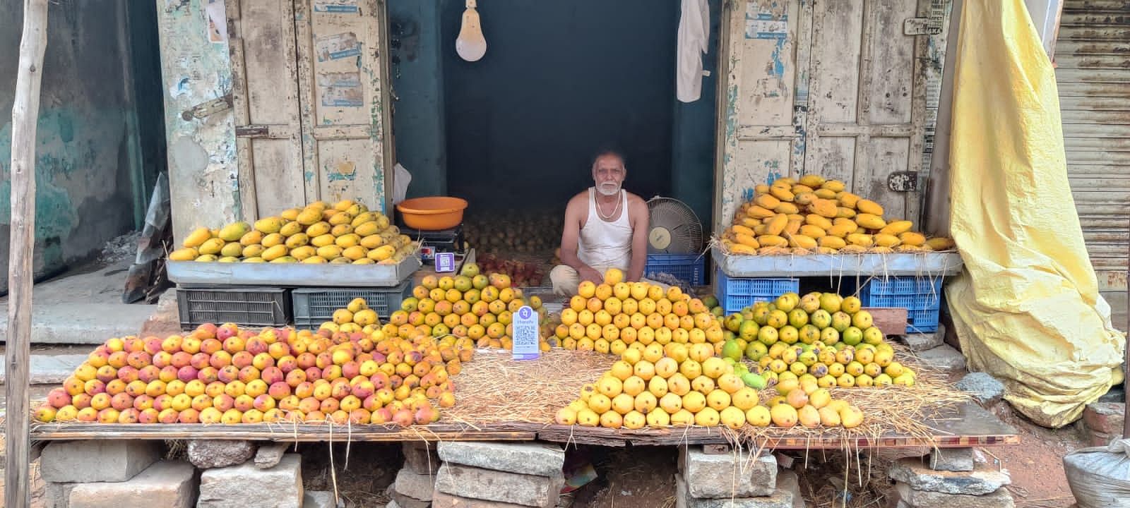 ಬಂಗಾರಪೇಟೆ ಬಜಾರು ರಸ್ತೆಯಲ್ಲಿ ಮಾವಿನ ಹಣ್ಣಿನ್ನು ಮಾರಾಟಕ್ಕೆ ಇಟ್ಟಿರುವುದು 