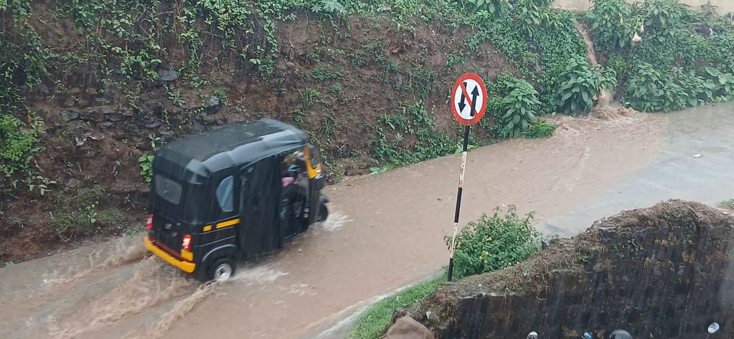 ಮಡಿಕೇರಿಯಲ್ಲಿ ಶನಿವಾರ ಸುರಿದ ಭಾರಿ ಮಳೆಗೆ ರಸ್ತೆಯಲ್ಲಿ ತುಂಬಿ ಹರಿಯುತ್ತಿದ್ದ ನೀರಿನ ಮಧ್ಯೆ ಆಟೊವೊಂದು ಸಂಚರಿಸಿತು. ಪ್ರಜಾವಾಣಿ ಚಿತ್ರ/ರಂಗಸ್ವಾಮಿ