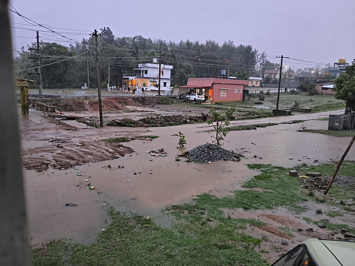 ಕುಶಾಲನಗರ ಪಟ್ಟಣದ ಗಂಧದಕೋಟಿ ಬಳಿ ಕಾರು ಚಾಲಕರು ಮಾಲೀಕರ ಬಡಾವಣೆಯ ತಗ್ಗು ಪ್ರದೇಶ ಜಲಾವೃತಗೊಂಡಿದೆ