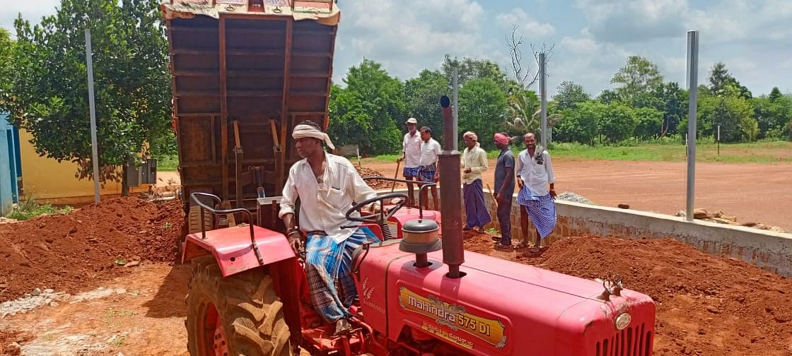 ಶಿಕಾರಿಪುರ ತಾಲ್ಲೂಕಿನ ಕಲ್ಮನೆ ಗ್ರಾಮದ ಸರ್ಕಾರಿ ಪ್ರೌಢಶಾಲೆ ಆವರಣದಲ್ಲಿ ಕೆಂಪು ಮಣ್ಣು ಹಾಕುವ ಮೂಲಕ ಶಾಲಾ ಮೈದಾನವನ್ನು ಸಮತಟ್ಟು ಮಾಡುತ್ತಿರುವುದು