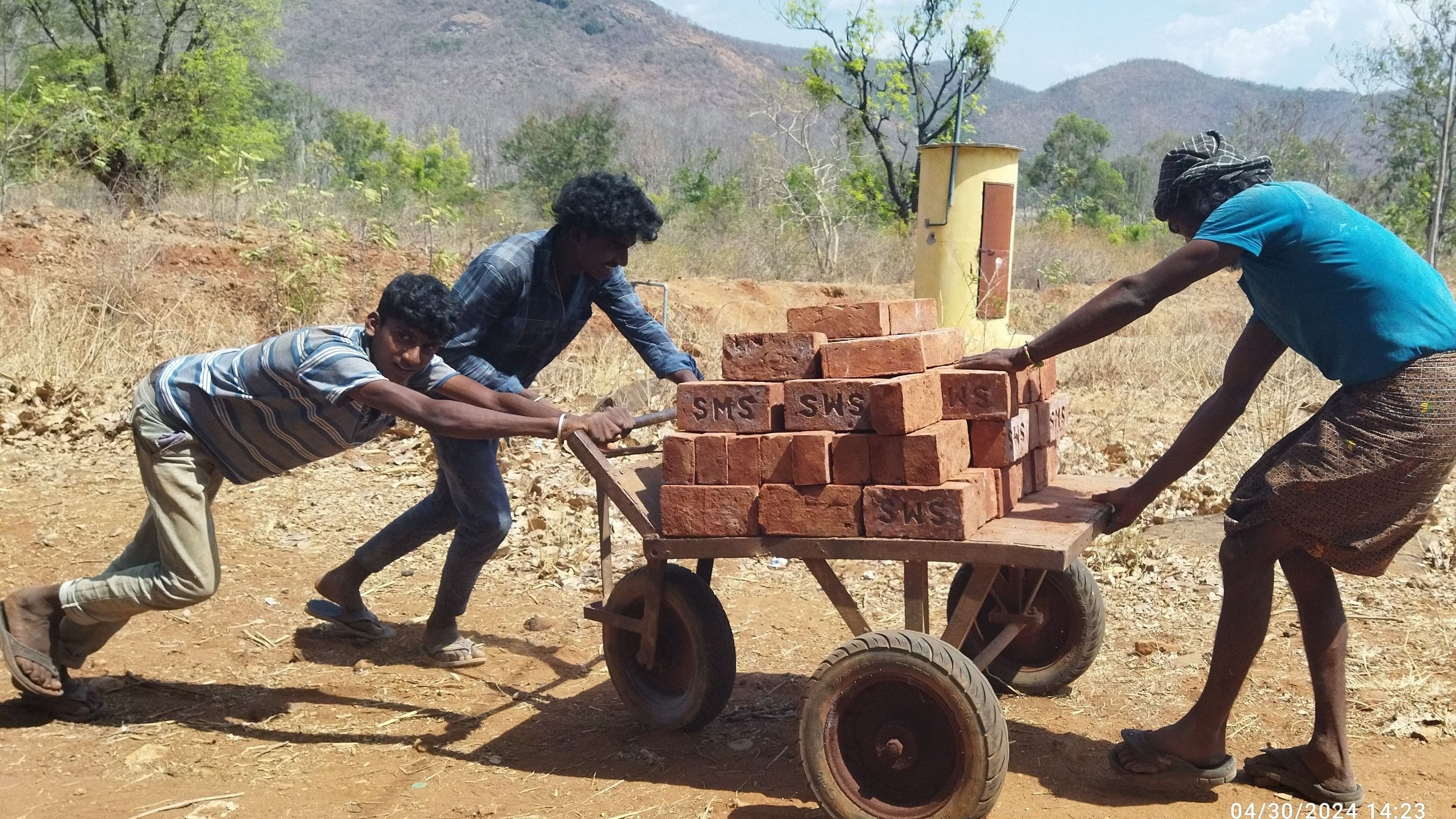 ಯಳಂದೂರು ತಾಲ್ಲೂಕಿನ ಆಮೆಕೆರೆ ಸಮೀಪ ಉರಿ ಬಿಸಿಲನ್ನು ಲೆಕ್ಕಿಸದೆ ಕಾರ್ಮಿಕರು ಮಂಗಳವಾರ ಇಟ್ಟಿಗೆ ಸಾಗಿಸುತ್ತಿದ್ದ ದೃಶ್ಯ