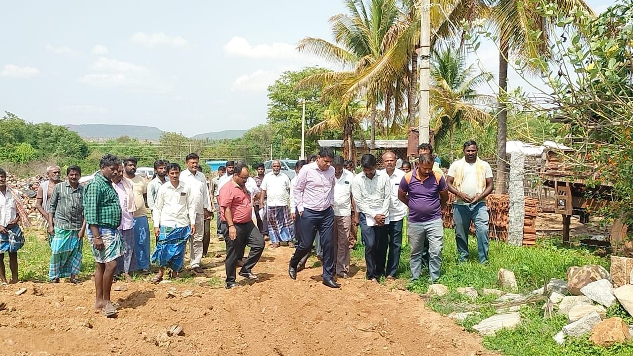 ಚಿಕ್ಕನಾಯಕನಹಳ್ಳಿ ತಾಲ್ಲೂಕಿನ ಕಾಡೇನಹಳ್ಳಿ ಗ್ರಾಮಕ್ಕೆ ಜಿಲ್ಲಾ ಪಂಚಾಯಿತಿ ಸಿಇಒ ಭೇಟಿ ನೀಡಿದ್ದರು