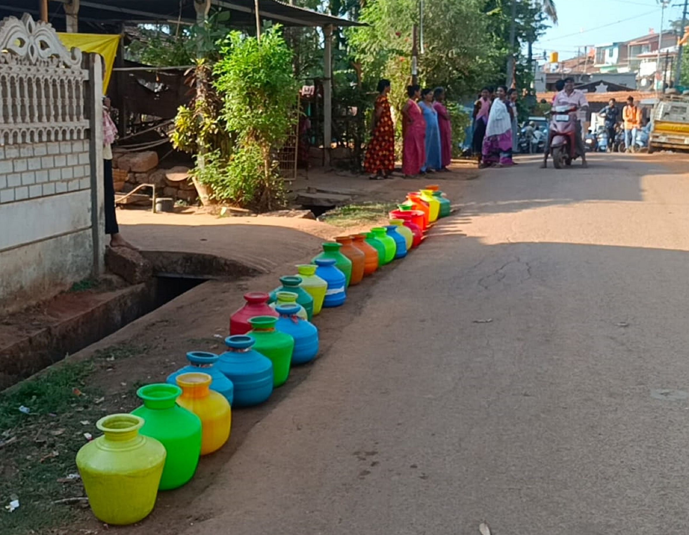 ಶಿರಸಿಯ ಗಣೇಶನಗರದಲ್ಲಿ ಕುಡಿಯುವ ನೀರಿಗಾಗಿ ರಸ್ತೆ ಬದಿ ನಲ್ಲಿ ಸಮೀಪ ಬಿಂದಿಗೆಗಳನ್ನು ಸರತಿಯಲ್ಲಿ ಇಟ್ಟಿರುವುದು