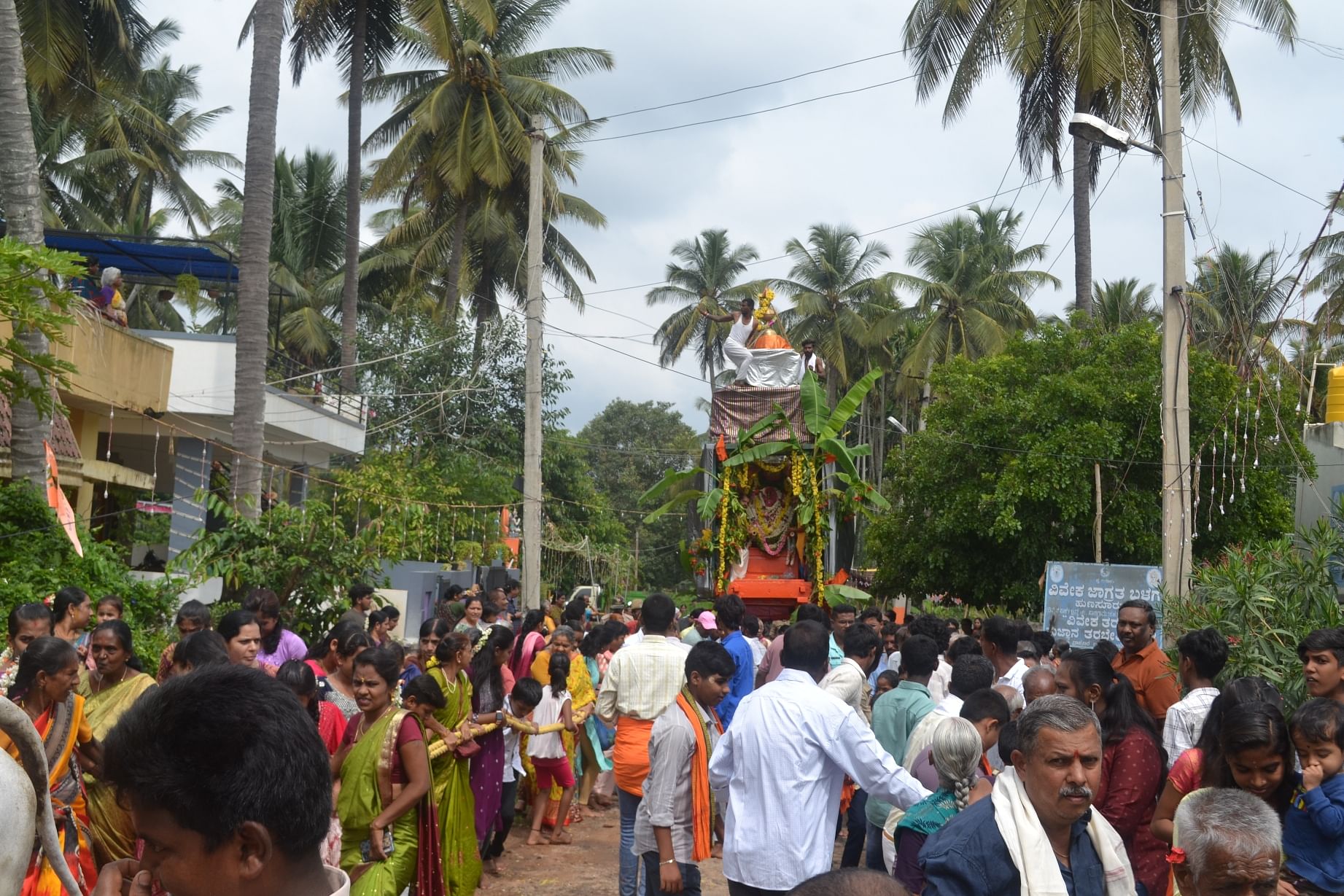 ಹುಣಸೂರು ನಗರದ ಬ್ರಾಹ್ಮಣರ ಬೀದಿಯಲ್ಲಿ ಗುರುವಾರ ನರಸಿಂಹಸ್ವಾಮಿ ರಥವನ್ನು ಭಕ್ತರು ಎಳೆದು ಸಂಭ್ರಮಿಸಿದರು