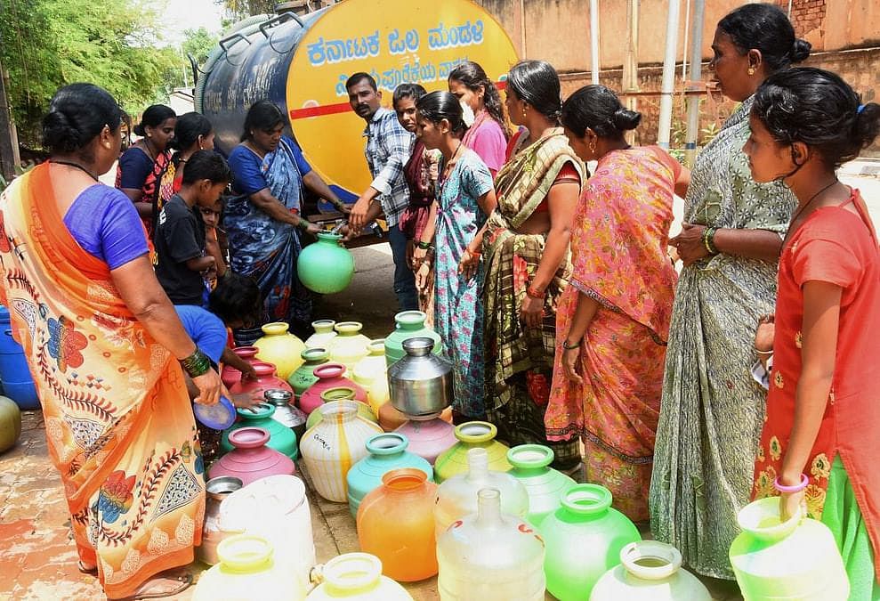 ಕಮಲಾಪುರದ 1ನೇ ವಾರ್ಡ್‌ ಜೈಭೀಮ್‌ ನಗರದಲ್ಲಿ ಶುಕ್ರವಾರ ಟ್ಯಾಂಕರ್ ನೀರಿಗೆ ಮುಗಿಬಿದ್ದ ಜನ
