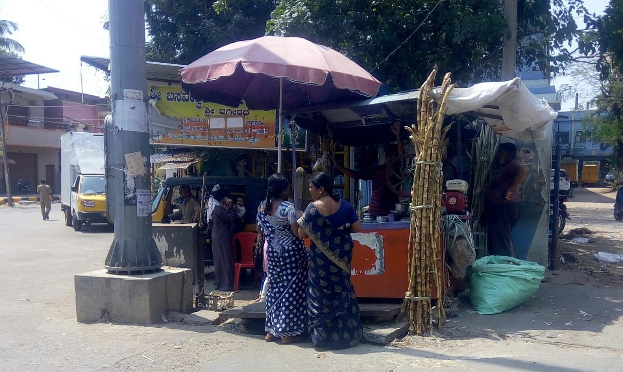 ಬಿಸಿಲಿನ ತಾಪ ಹೆಚ್ಚಿದ್ದು ಬಸವೇಶ್ವರ ವೃತ್ತದ ಬಳಿ ಇರುವ ತಂಪು ಪಾನೀಯದ ಅಂಗಡಿಯಲ್ಲಿ ಗ್ರಾಹಕರು ಕಬ್ಬಿನ ಹಾಲು ಸವಿದರು