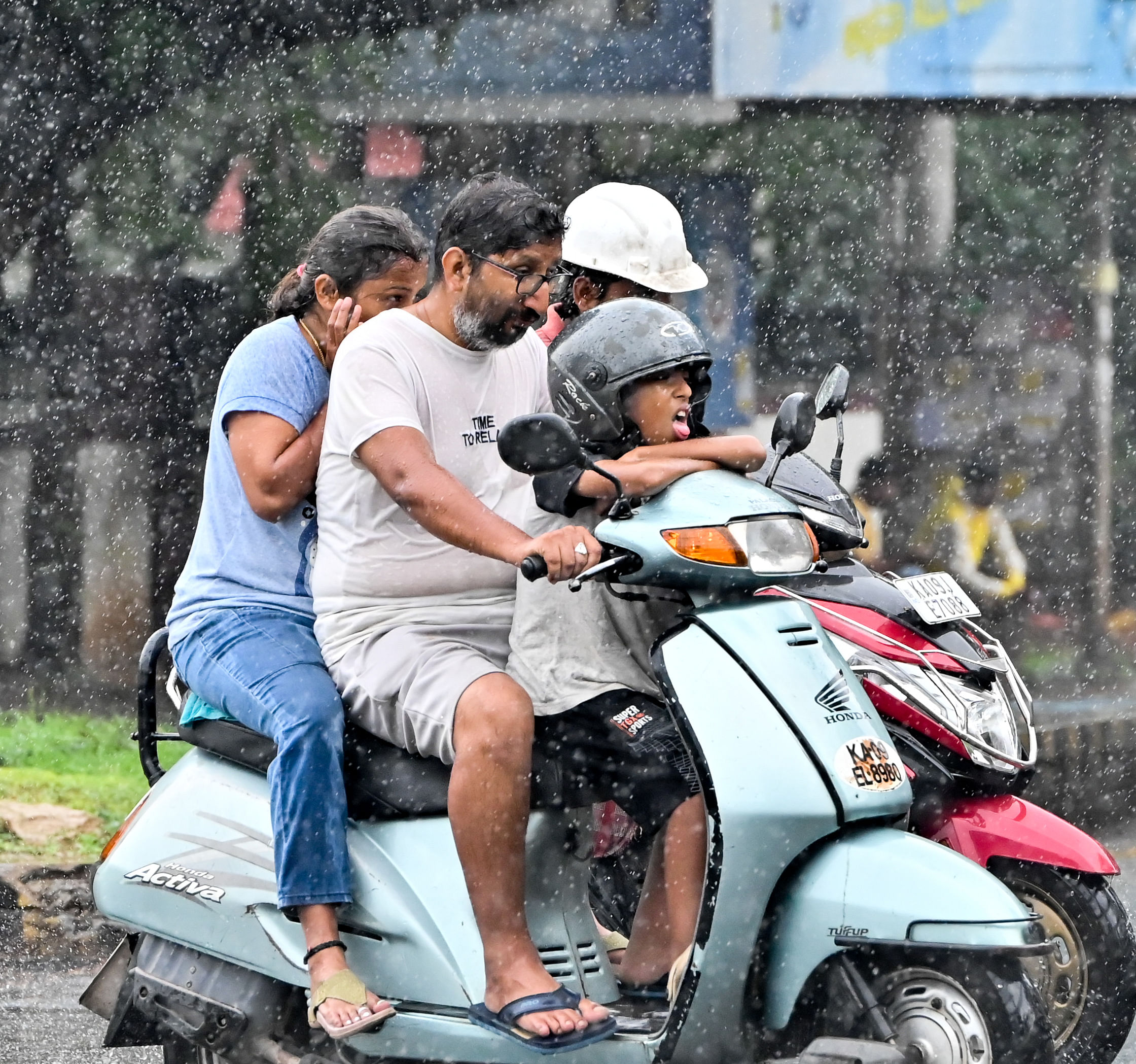 ನಗರದ ಎಸ್. ನಿಜಲಿಂಗಪ್ಪ ವೃತ್ತದಲ್ಲಿ ಭಾನುವಾರ ಮಳೆಯ ನಡುವೆ ಸಾಗಿದ ವಾಹನ ಸವಾರರು –ಪ್ರಜಾವಾಣಿ ಚಿತ್ರ/ಅನೂಪ್ ರಾಘ. ಟಿ.