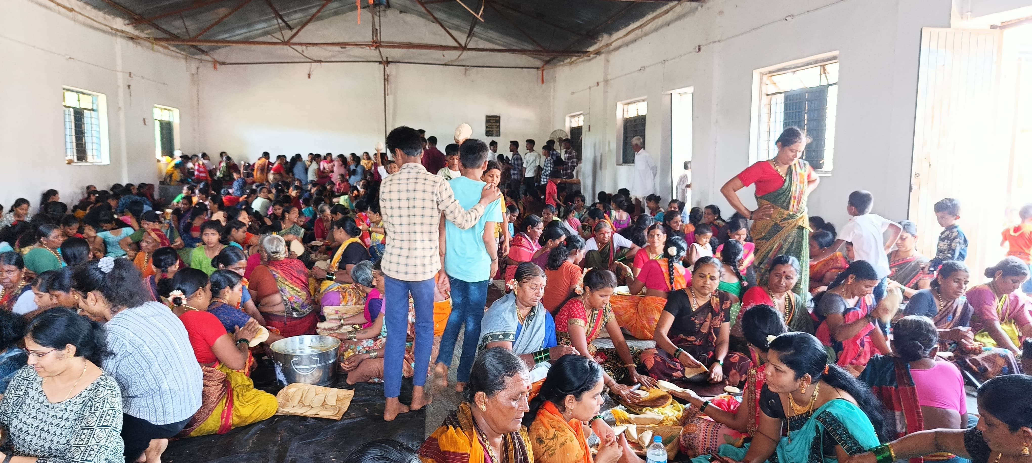 ಕಲಾದಗಿ ಸಮೀಪದ ತುಳಸಿಗೇರಿ ಮಾರುತೇಶ್ವರ ಓಕುಳಿ ಅಂಗವಾಗಿ ಮಹಿಳೆಯರು ಭಾನುವಾರ ಕರಿಗಡಬು ತಯಾರಿಸಿದರು