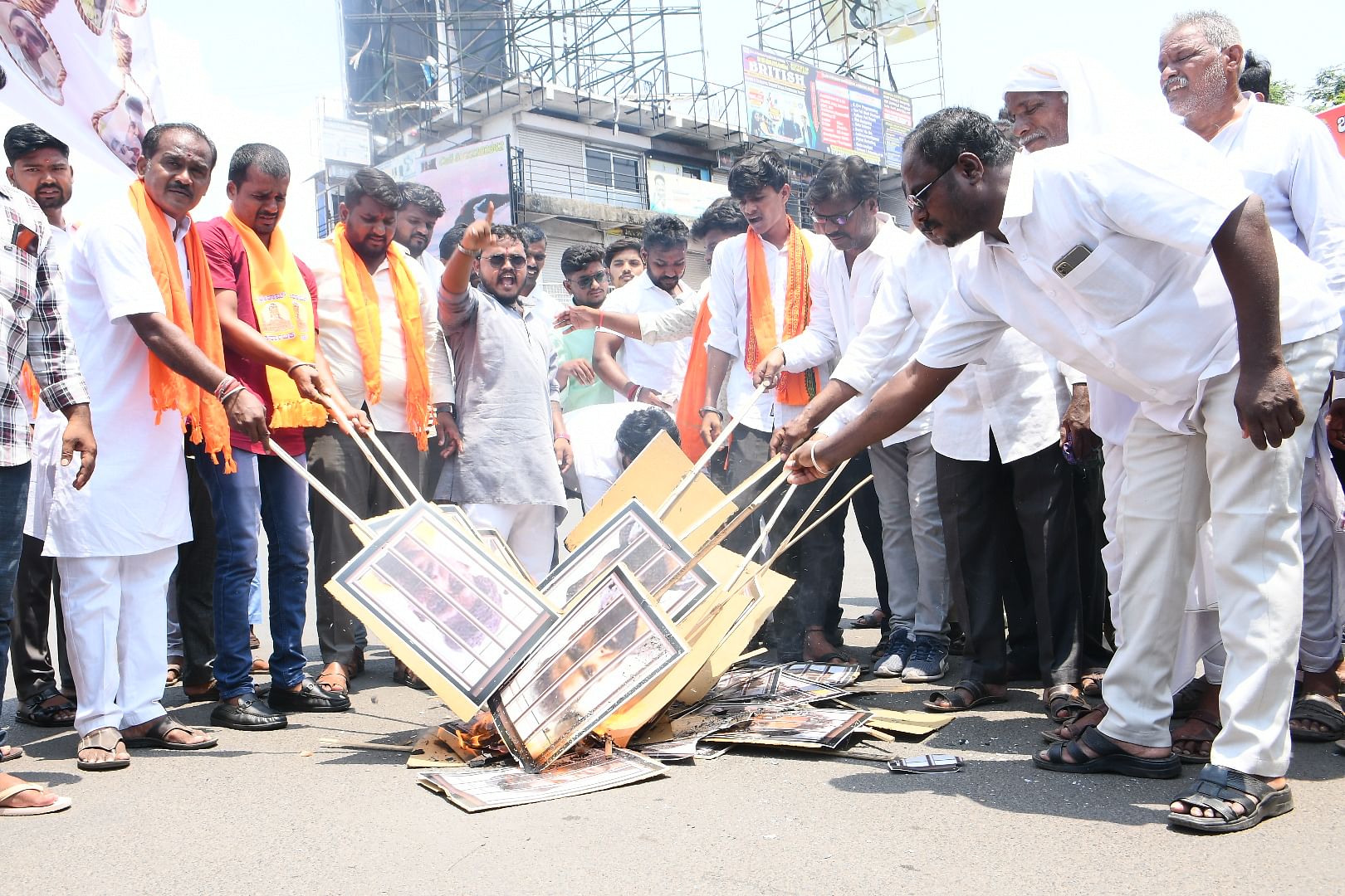 ಕಲಬುರಗಿಯಲ್ಲಿ ಮಂಗಳವಾರ ನಡೆದ ಪ್ರತಿಭಟನೆಯಲ್ಲಿ ಆರೋಪಿಗಳ ಭಾವಚಿತ್ರಗಳಿಗೆ ಬೆಂಕಿ ಹಚ್ಚಿದ ಪ್ರತಿಭಟನಾಕಾರರು