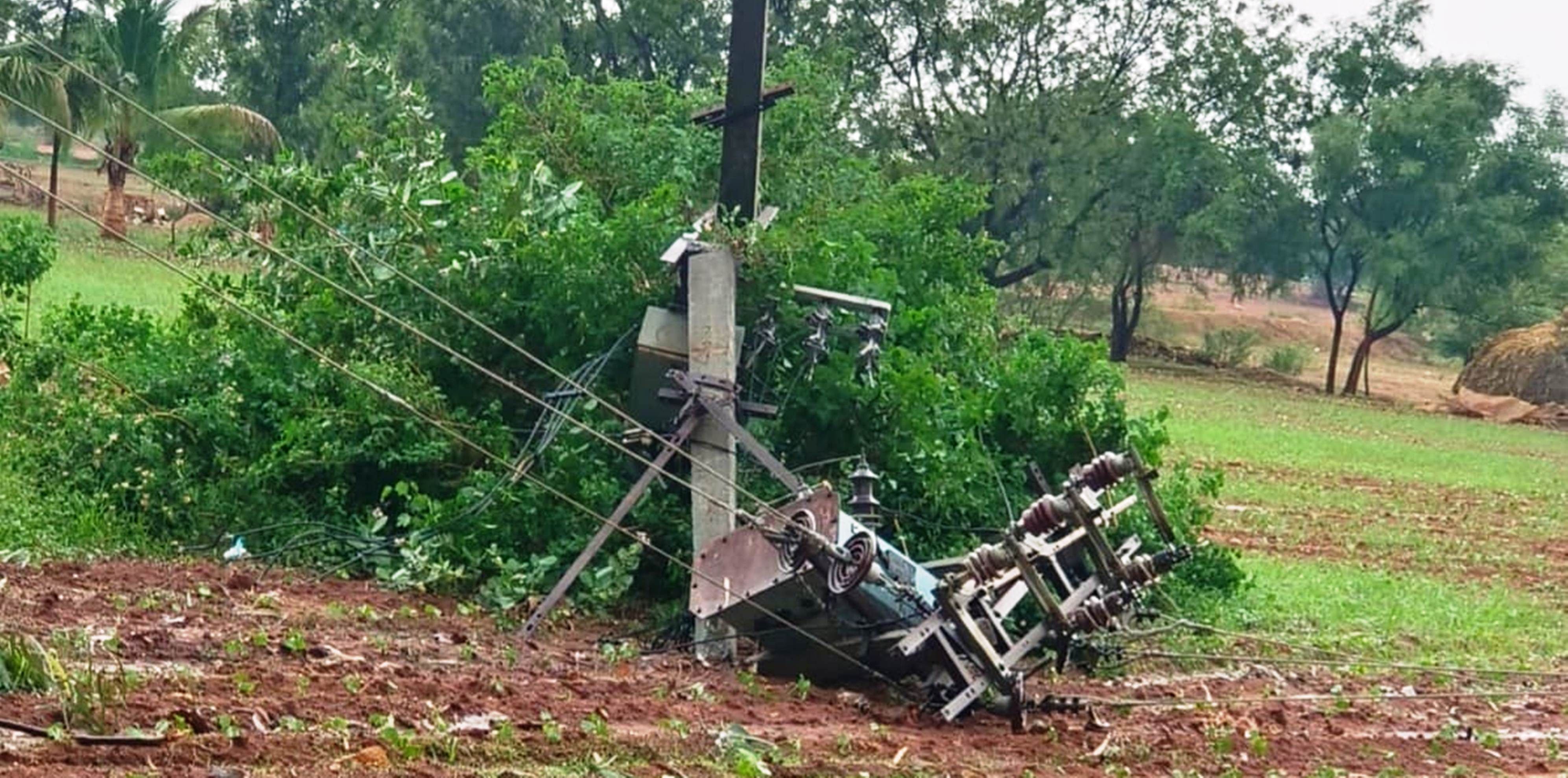 ಕುಷ್ಟಗಿ ತಾಲ್ಲೂಕು ಮದಲಗಟ್ಟಿ ಬಳಿ ಬಿರುಗಾಳಿಗೆ ನೆಲಕ್ಕುರುಳಿರುವ ವಿದ್ಯುತ್‌ ಪರಿವರ್ತಕ