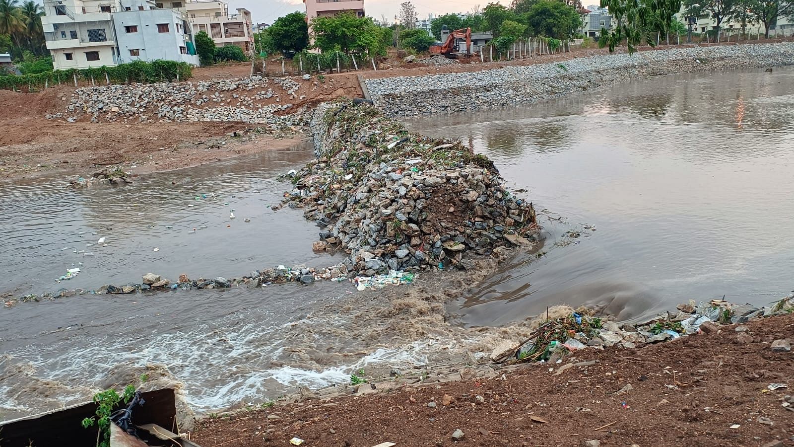 ಕೆಂಗೇರಿ ಉಪನಗರ ವ್ಯಾಪ್ತಿಯ ಹೊಸಕೆರೆಗೆ ಕಸ–ಕಡ್ಡಿ ಸೇರದಂತೆ ತಡೆಯಲು ನಿರ್ಮಿಸಿದ್ದ ತಡೆ ಗೋಡೆ ಕುಸಿದಿರುವುದು