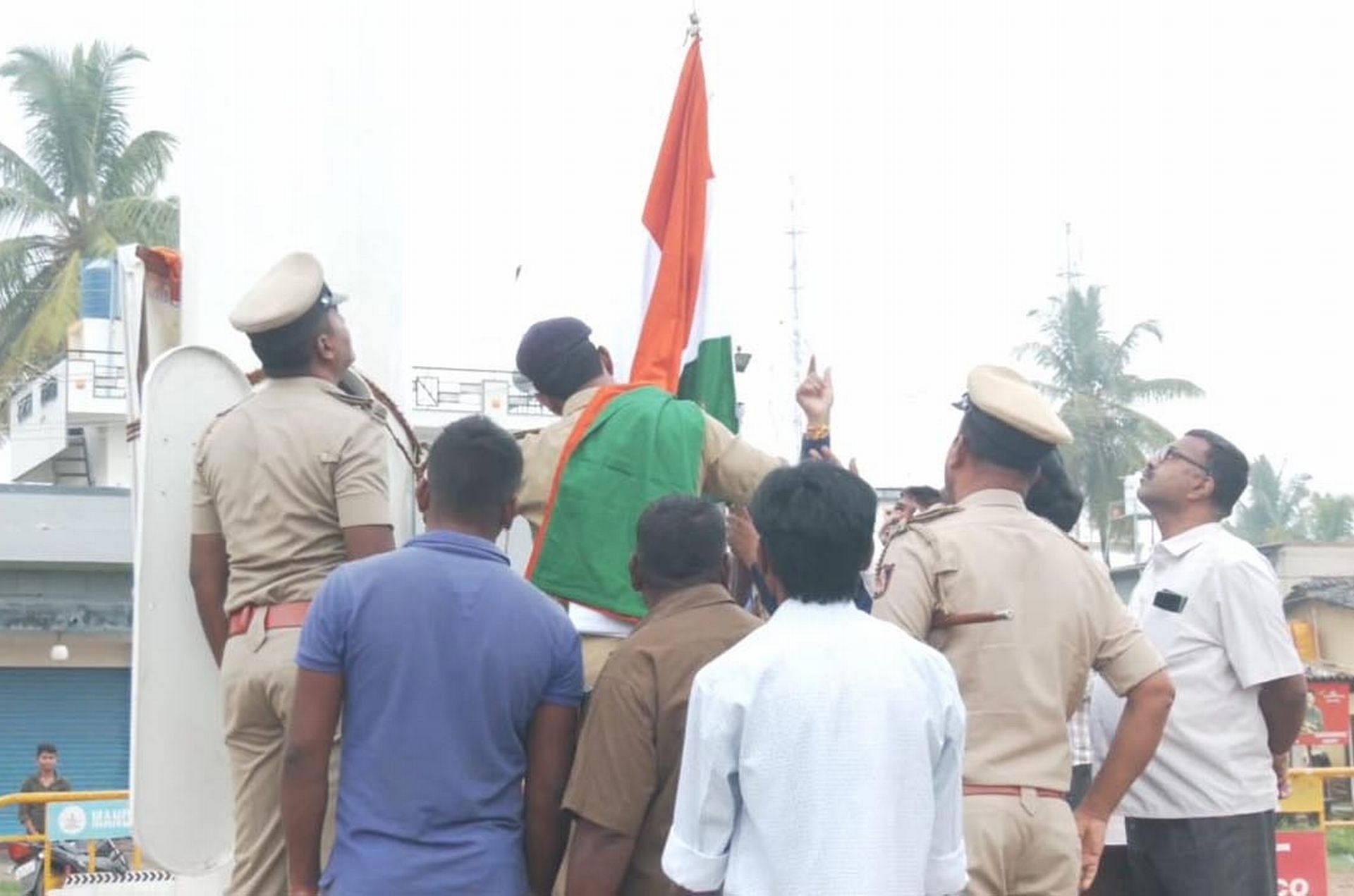 ಕೆರಗೋಡು ಗ್ರಾಮದಲ್ಲಿ ಬಿಗಿ ಪೊಲೀಸ್‌ ಬಂದೋಬಸ್ತ್‌ ನಡುವೆ ಮಂಗಳವಾರ ಹೊಸದಾಗಿ ತ್ರಿವರ್ಣ ಧ್ವಜರೋಹಣ ನೆರವೇರಿಸಲಾಯಿತು