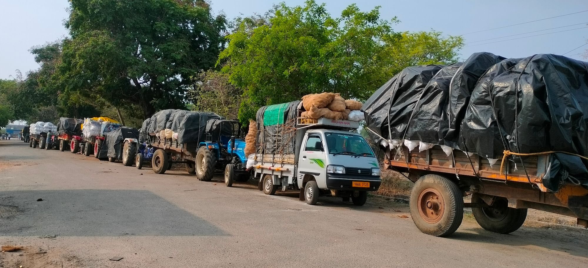 ಬೀರೂರು ಎಪಿಎಂಸಿ ಆವರಣದಲ್ಲಿ ಕೊಬ್ಬರಿ ಖರೀದಿ ಕೇಂದ್ರ ಆರಂಭಗೊಂಡಿದ್ದು ಮಂಗಳವಾರ ಮುಂಜಾನೆ ಕೊಬ್ಬರಿ ಬಿಡಲು ಸರತಿಯಲ್ಲಿದ್ದ ವಾಹನಗಳು.