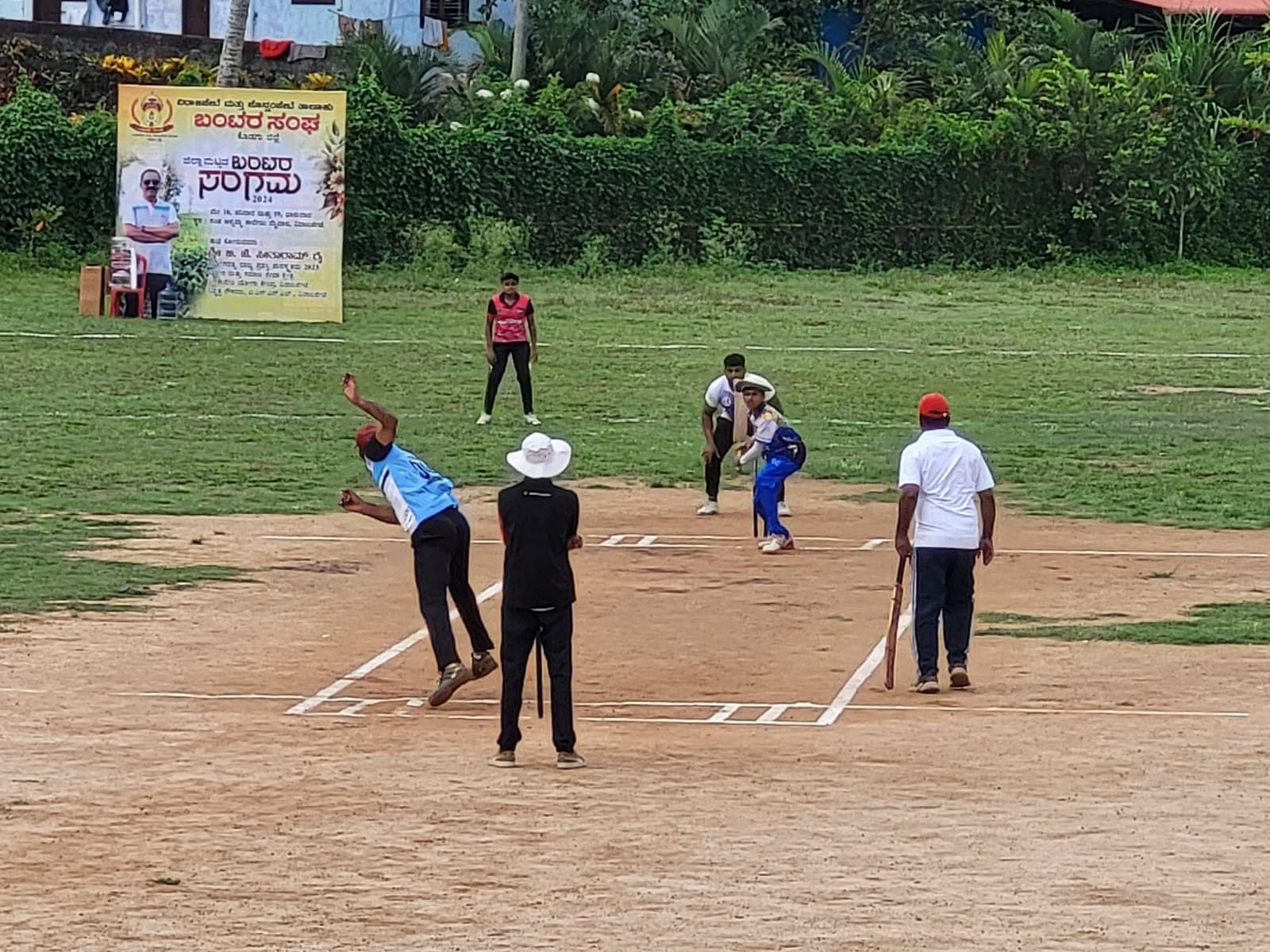 ವಿರಾಜಪೇಟೆಯಲ್ಲಿ ಶನಿವಾರ ನಡೆದ ಬಂಟರ ಸಂಗಮ ಕ್ರೀಡಾಕೂಟದ ಕ್ರಿಕೆಟ್ ಪಂದ್ಯಾವಳಿಯಲ್ಲಿ ಭಾಗವಹಿಸಿದ್ದ ಆಟಗಾರರು 