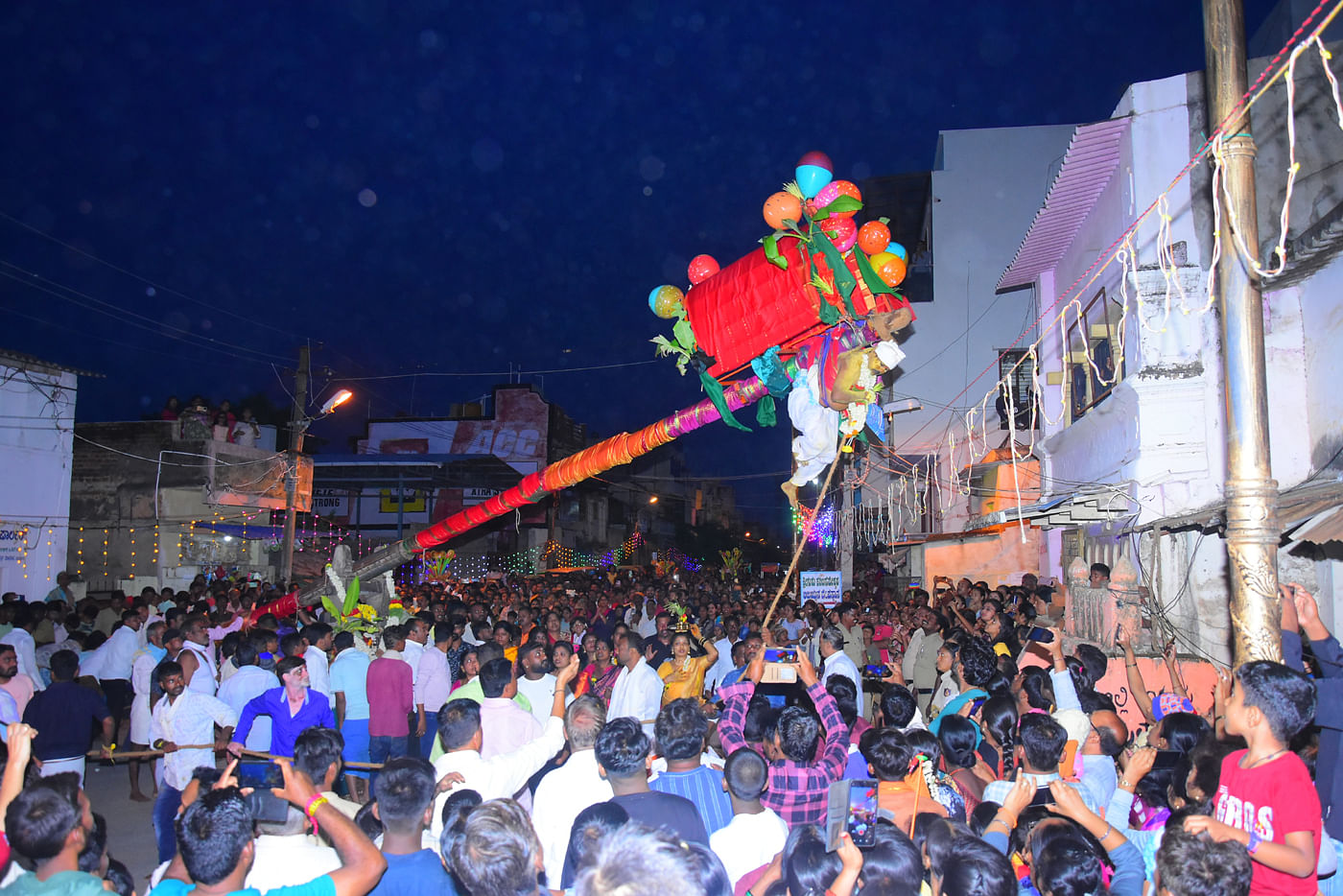 ಚಿತ್ರದುರ್ಗದ ದೊಡ್ಡಪೇಟೆಯಲ್ಲಿ ಉಚ್ಚಂಗಿ ಯಲ್ಲಮ್ಮನವರ ಸಿಡಿ ಉತ್ಸವ ಶನಿವಾರ ಸಂಜೆ ಭಕ್ತಿಯಿಂದ ನೆರವೇರಿತು