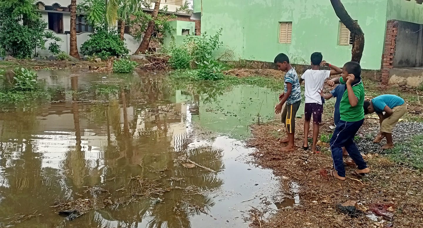 ಮಳೆಸುರಿದು ನಿಂತ ಮೇಲೆ ಮುಂಡರಗಿಯ ಅನ್ನದಾನೀಶ್ವರ ನಗರದ ಖಾಲಿ ನಿವೇಶನದಲ್ಲಿ ಸಂಗ್ರಹಗೊಂಡ ಮಳೆ ನೀರಿನಲ್ಲಿ ಮಕ್ಕಳು ಆಟವಾಡಿದರು