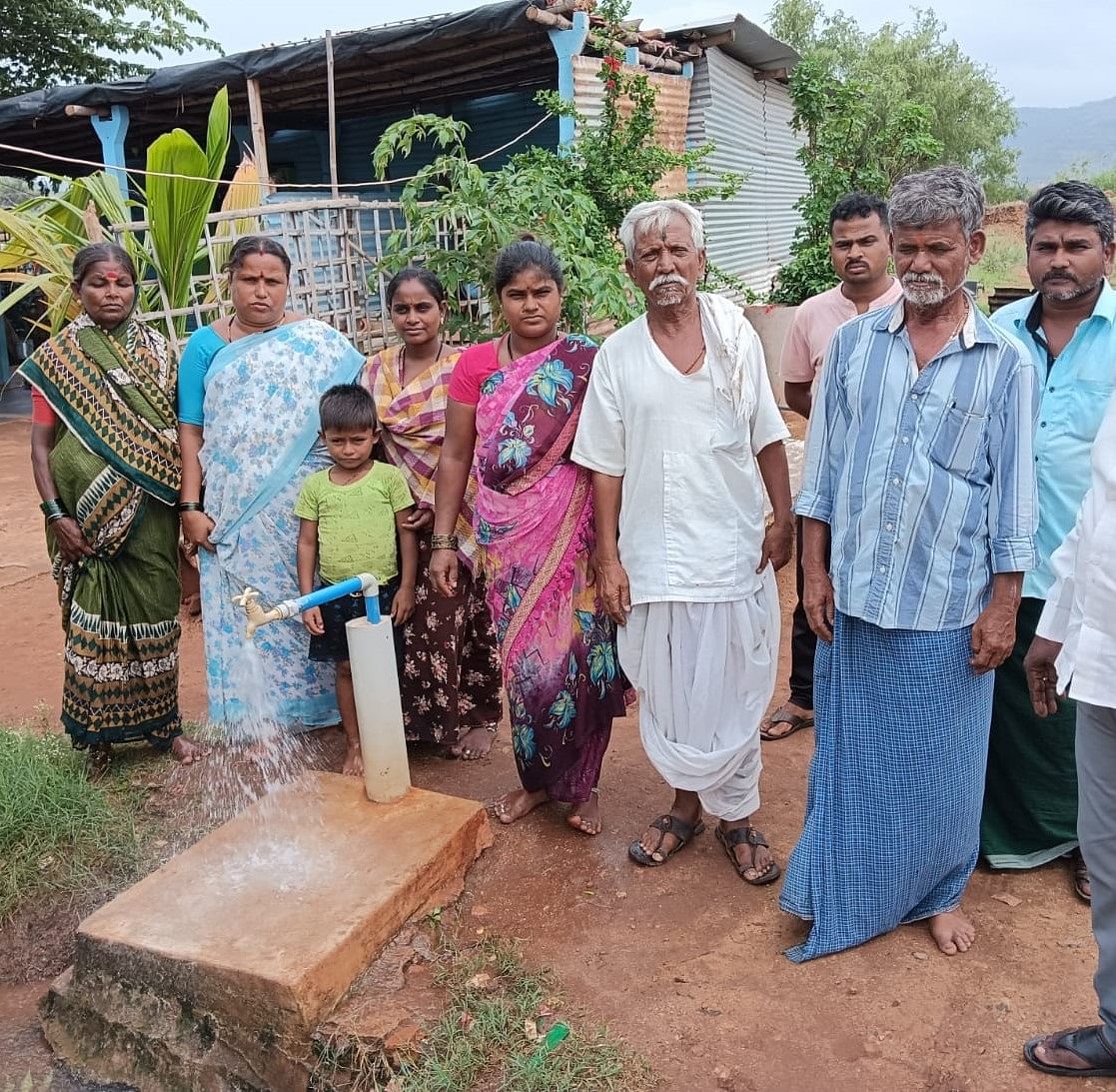 ಗೋಂಧಳಿಪುರದಲ್ಲಿ ಹರಿಯುತ್ತಿರುವ ಆಲಮಟ್ಟಿ ಜಲಾಶಯದ ನೀರು  –ಪ್ರಜಾವಾಣಿ ಚಿತ್ರ