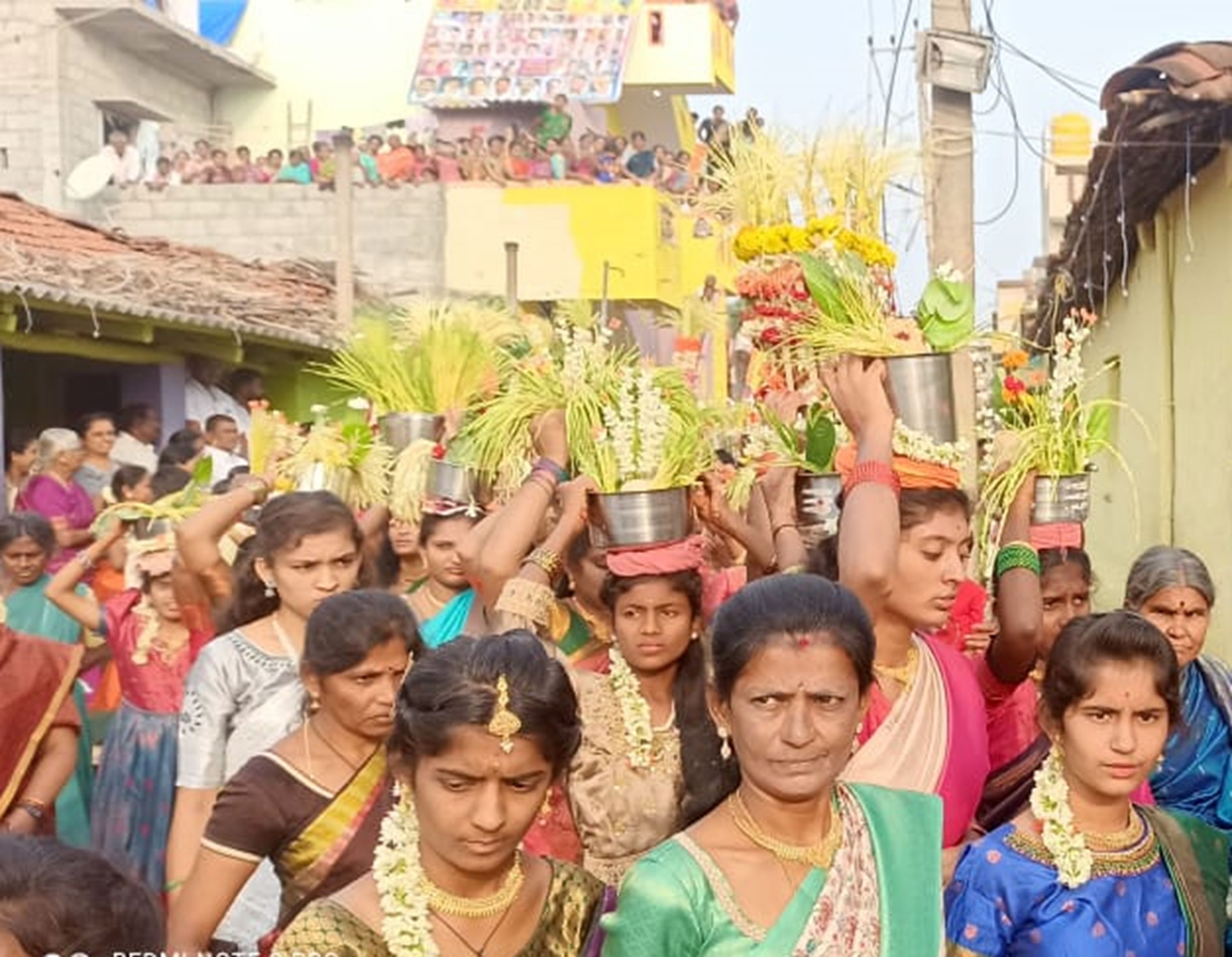 ರಾಮನಗರ ತಾಲ್ಲೂಕಿನ ಅಂಜನಾಪುರ ಗ್ರಾಮದಲ್ಲಿ ಬಸವೇಶ್ವರ ಸ್ವಾಮಿಯ ಅಗ್ನಿಕೊಂಡ ಮಹೋತ್ಸವದ ಅಂಗವಾಗಿ ನಡೆದ ಮೆರವಣಿಗೆಯಲ್ಲಿ ಮಹಿಳೆಯರು ಪೂರ್ಣಕುಂಭ ಹೊತ್ತು ಸಾಗಿದರು