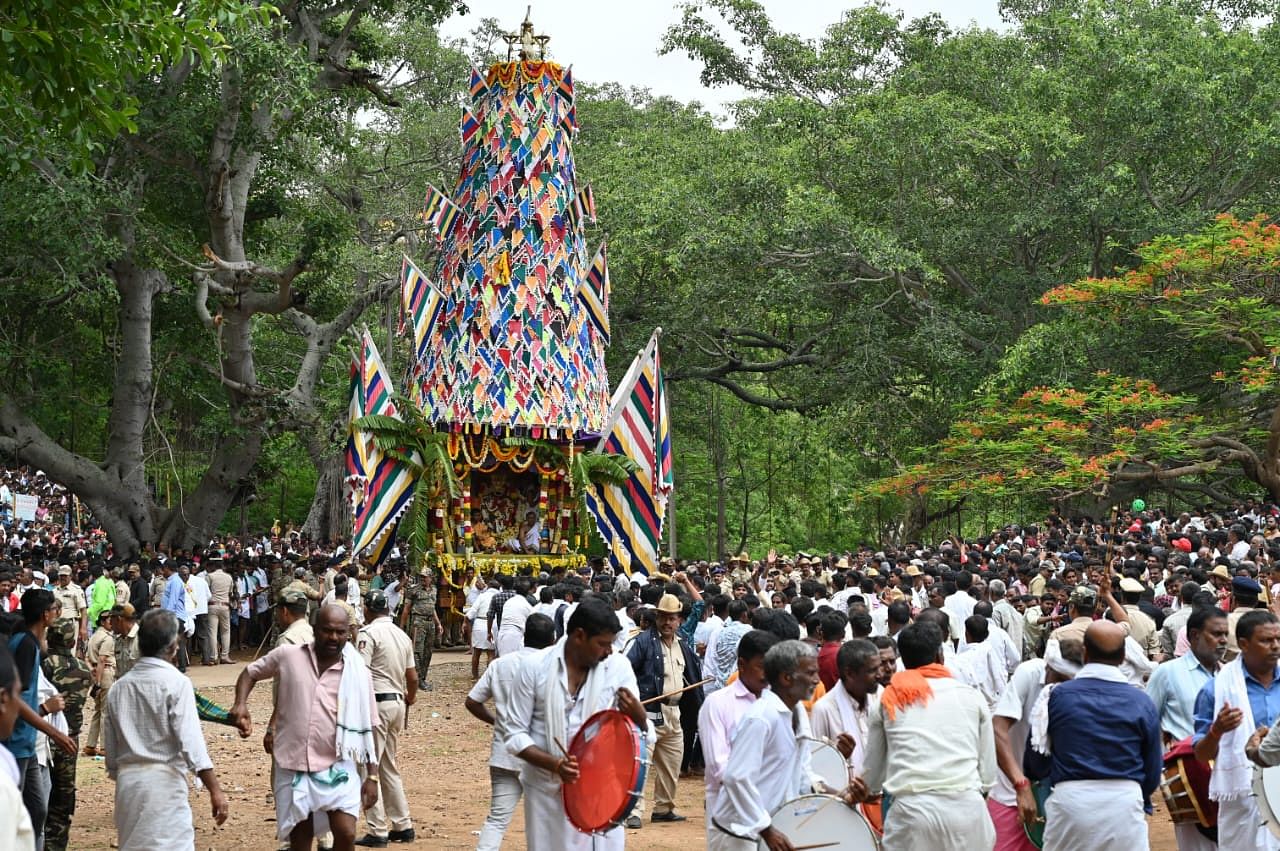 ಗುಂಡ್ಲುಪೇಟೆ ತಾಲ್ಲೂಕಿನ ಕಂದೇಗಾಲದ ಪಾರ್ವತಾಂಭ ಬೆಟ್ಟದಲ್ಲಿ ಪಾರ್ವತಾಂಭ ಸಮೇತ ಸೋಮೇಶ್ವರ ರಥೋತ್ಸವ ವಿಜೃಂಭಣೆಯಿಂದ ಜರುಗಿತು