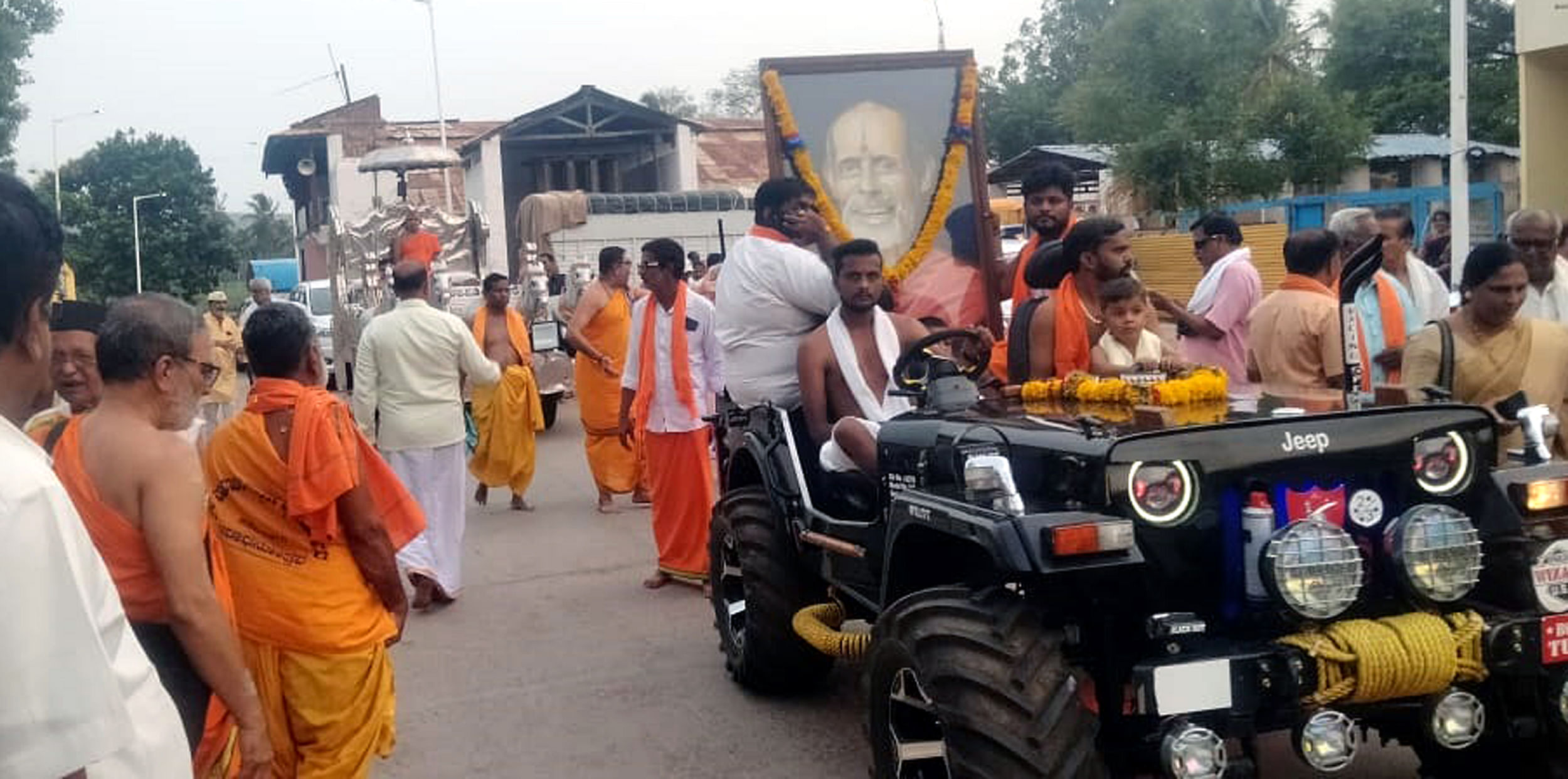 ರಾಮದುರ್ಗಕ್ಕೆ ಭೇಟಿ ನೀಡಿದ್ದ ಉಡುಪಿಯ ಪೇಜಾವರ ಮಠದ ವಿಶ್ವಪ್ರಸನ್ನ ತೀರ್ಥರನ್ನು ಭಕ್ತರು ಭವ್ಯ ಮೆರವಣಿಗೆಯಲ್ಲಿ ಕರೆ ತಂದರು