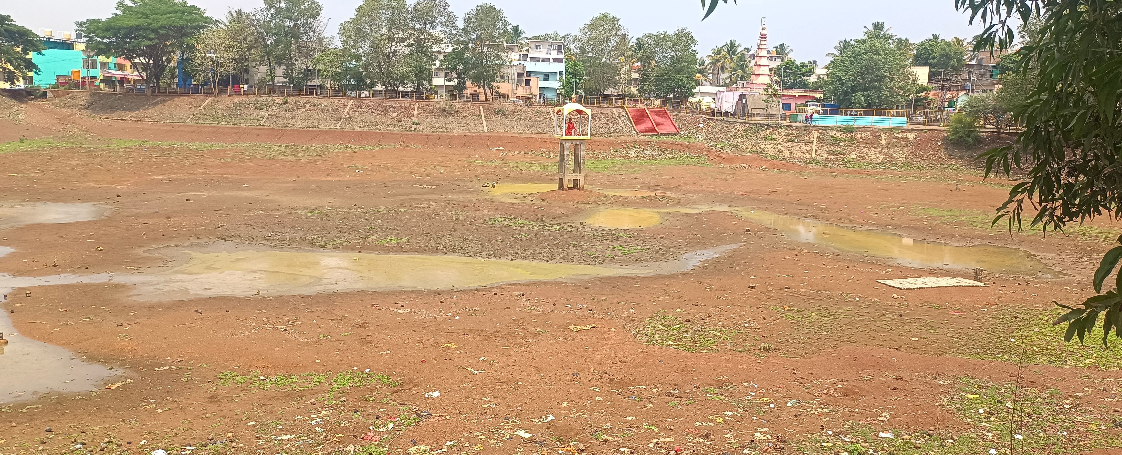 ಬೆಳಗಾವಿಯ ಅನಗೋಳದ ನಾಥಪೈ ನಗರದ ಡಬ್ಬು ತಲಾವ್‌ ಬರಿದಾಗಿದೆ– ಪ್ರಜಾವಾಣಿ ಚಿತ್ರ