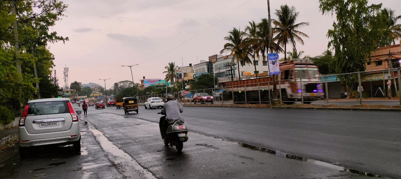 ರಾಮನಗರದಲ್ಲಿ ಸುರಿದ ತುಂತುರು ಮಳೆ ಸಂದರ್ಭದಲ್ಲಿ ಕಂಡುಬಂದ ತಂಪು ವಾತಾವರಣದ ದೃಶ್ಯ