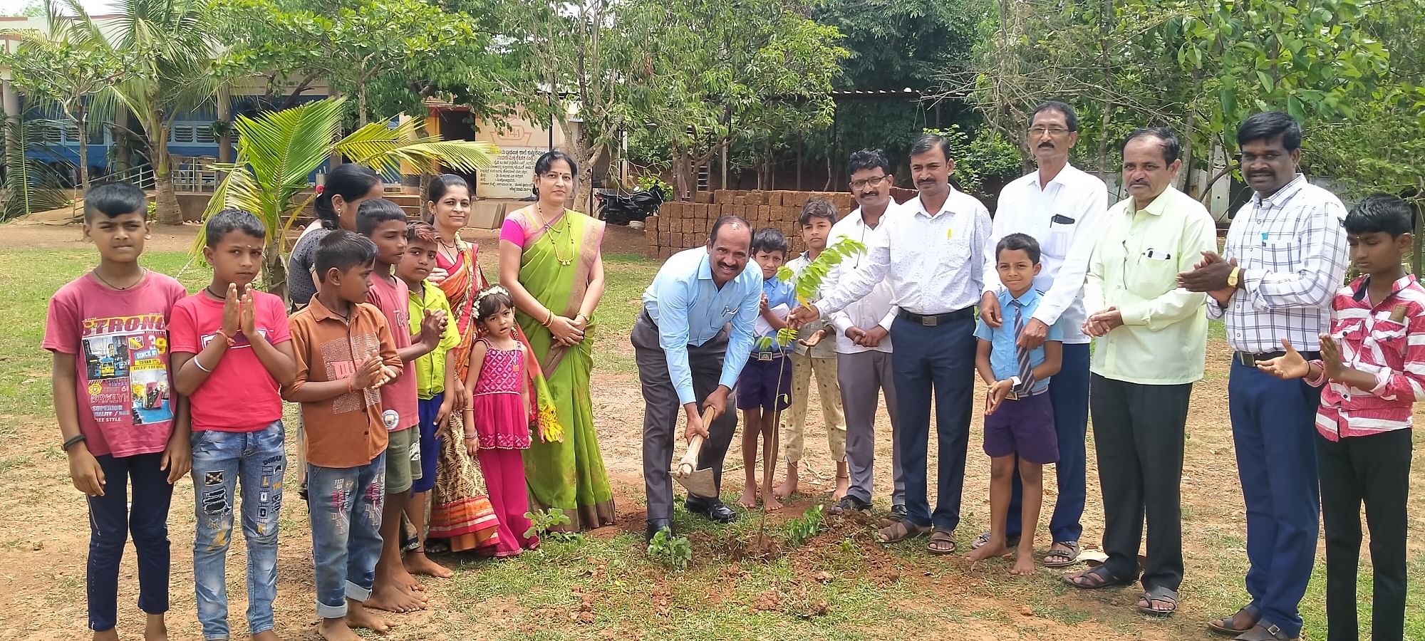 ಕುನ್ನೂರ ಪ್ಲಾಟ್ ಶಾಲೆಯಲ್ಲಿ ತಾಲ್ಲೂಕು ಮಟ್ಟದ ಶಾಲಾ ಪ್ರಾರಂಭೋತ್ಸವಕ್ಕೆ ಶಿಕ್ಷಣಾಧಿಕಾರಿ ಎಂ.ಬಿ.ಅಂಬಿಗೇರ್ ಸಸಿ ನೆಟ್ಟು ಕ್ಷೇತ್ರ ಚಾಲನೆ ನೀಡಿದರು