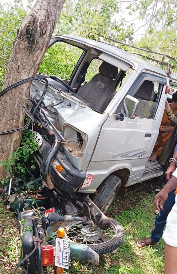 ತಿಪಟೂರು ತಾಲ್ಲೂಕಿನ ಬಾಗುವಾಳ ಗ್ರಾಮದ ಬಳಿ ಮರಕ್ಕೆ ಡಿಕ್ಕಿಯಾದ ಓಮ್ನಿ ವಾಹನ